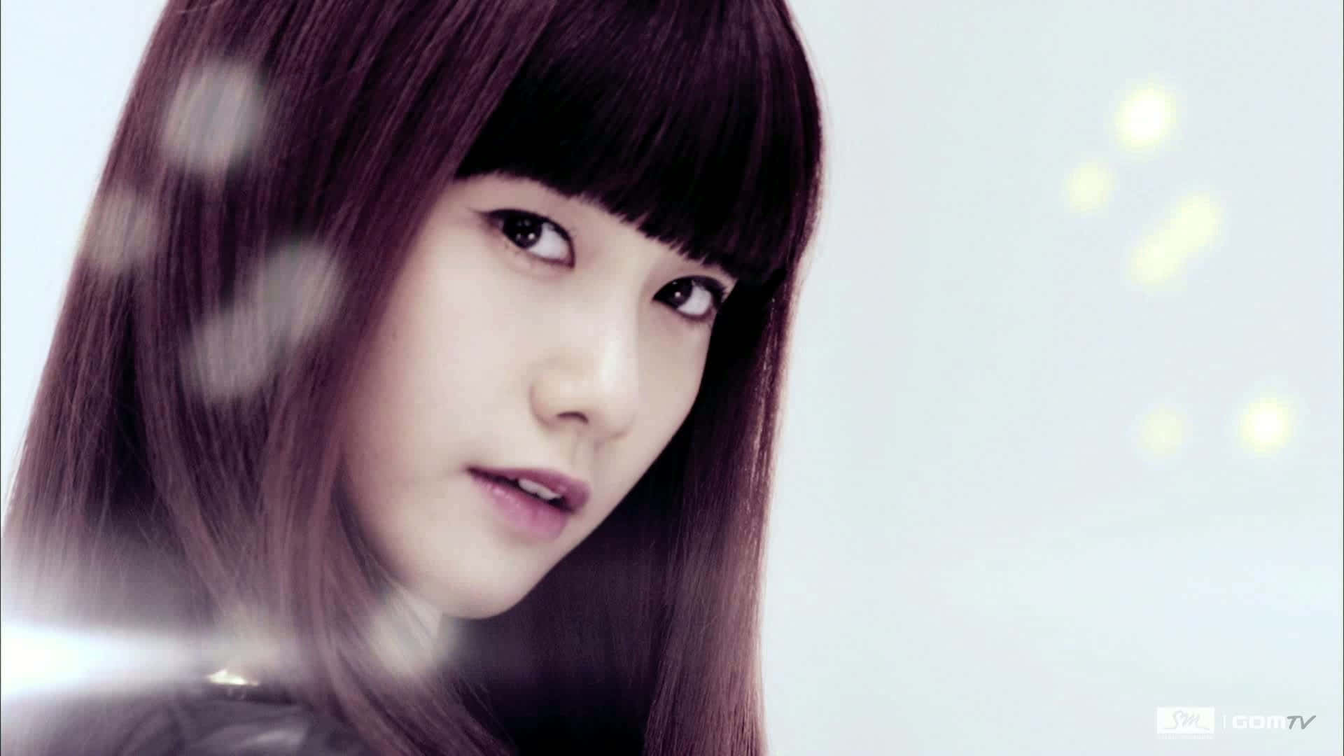 girls' generation 桌布 壁紙 — 一位年輕黑髮女性的特寫肖像，柔和光線，背景模糊帶有散景燈光。