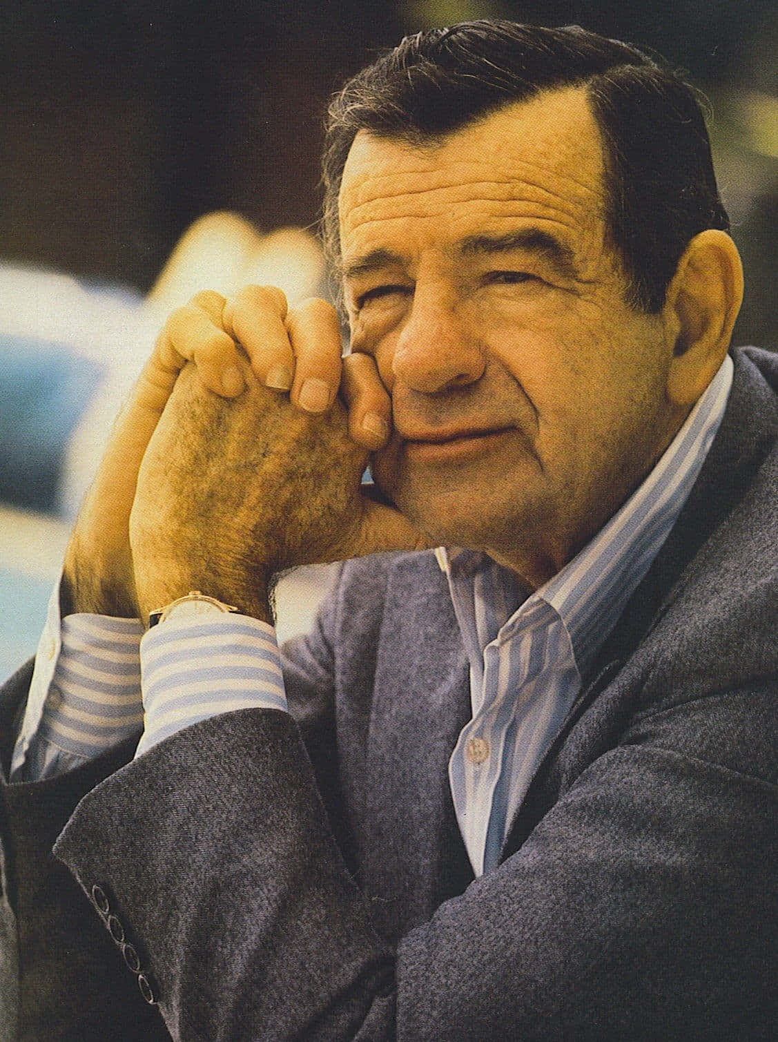 Walter Matthau 桌布 壁紙 — 一位年長男士的特寫肖像，表情若有所思，下巴擱在緊握的雙手上。