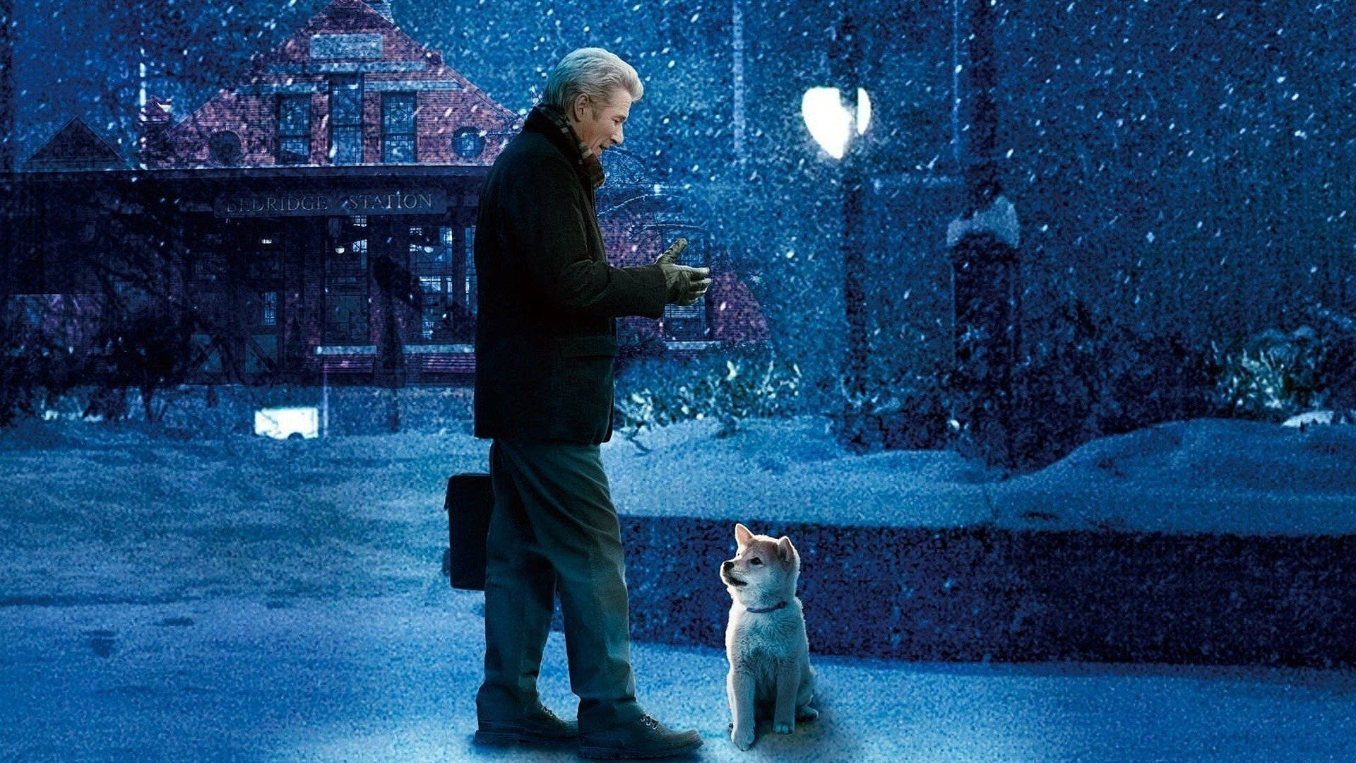 李察·基爾 桌布 壁紙 — 一位年長男子站在雪夜的街道上，在發光的街燈下向旁邊的小狗伸出手。