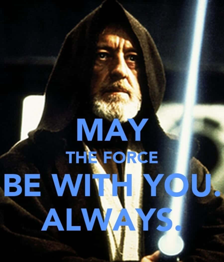 May The Force Be With You 桌布 壁紙 — 一位年長男子身穿深色連帽長袍，在昏暗背景下神情莊嚴地握著一把發光的藍色光劍。