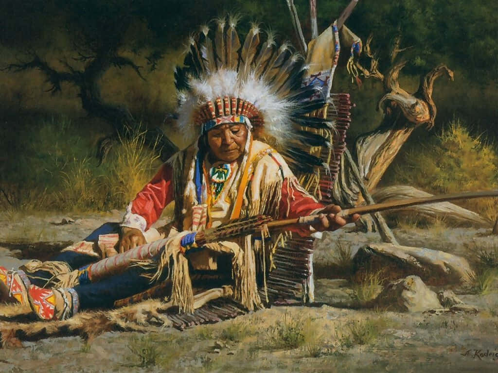 Tribal 桌布 壁紙 — 一位年長的美洲原住民酋長戴著羽毛頭飾，莊嚴地坐在森林空地上，手持弓箭。