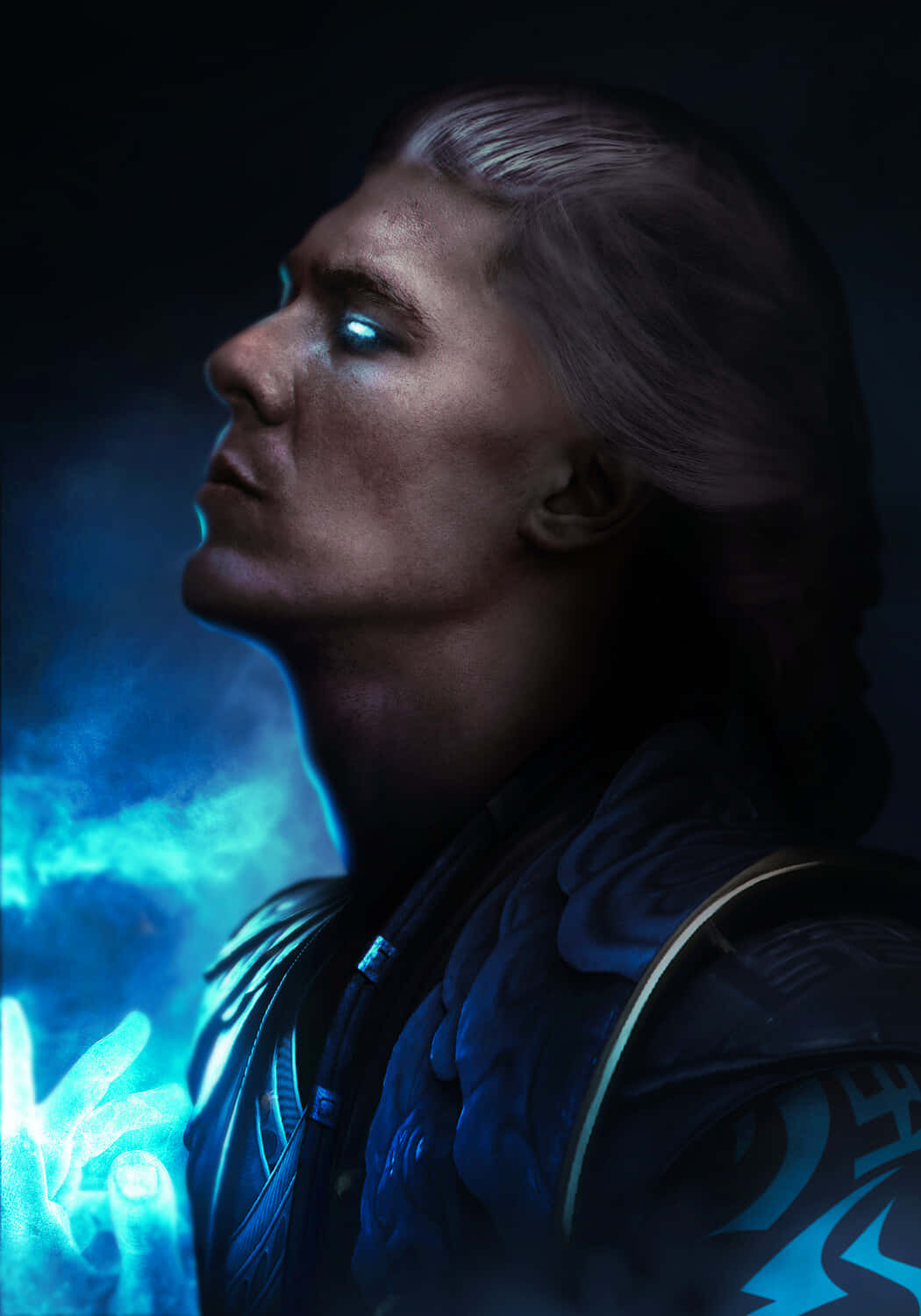 Mortal Kombat Fujin 桌布 壁紙 — 一位幻想戰士，擁有發光的藍色眼睛，手中散發出魔法能量，處於黑暗氛圍的肖像中。