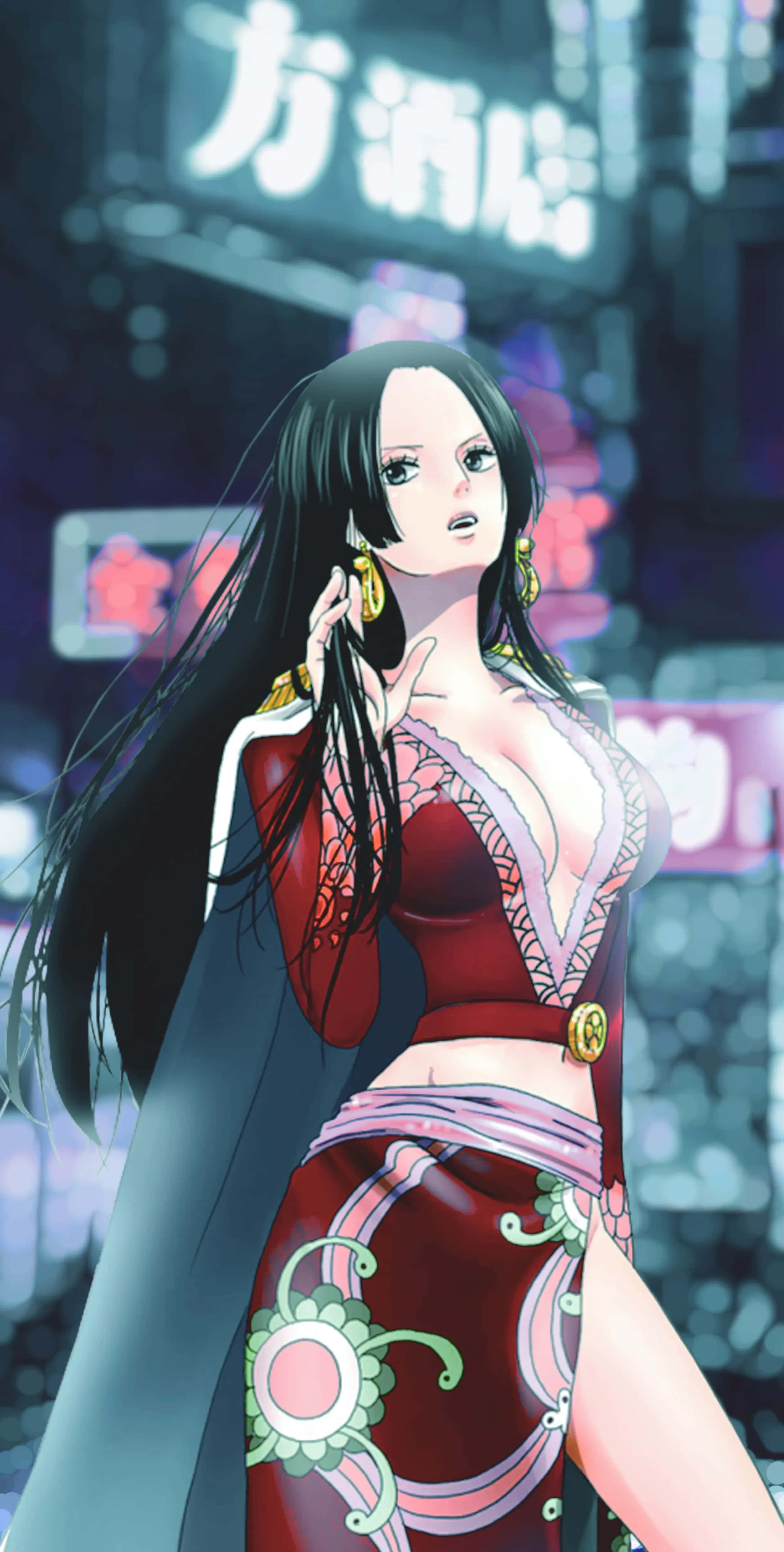boa hancock 桌布 壁紙 — 一位引人注目的動漫女性，長長的黑髮，站在霓虹燈照亮的城市夜景中，身穿紅色和粉紅色的服裝，帶有金色點綴。