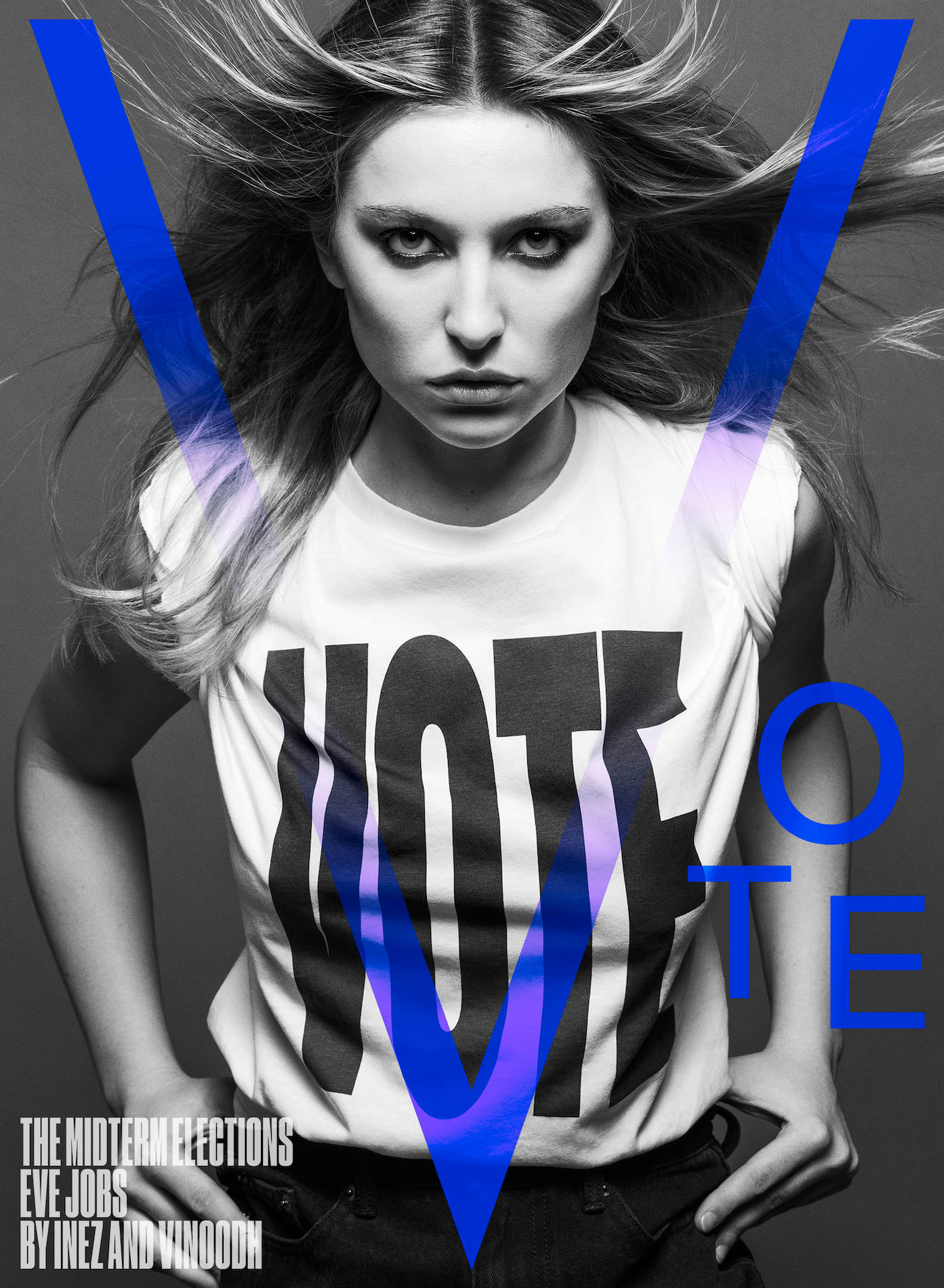 雜誌 桌布 壁紙 — 一位強勢的女性，頭髮被風吹起，穿著印有「VOTE」的T恤，在鮮明的藍色圖形疊加下，目光銳利。