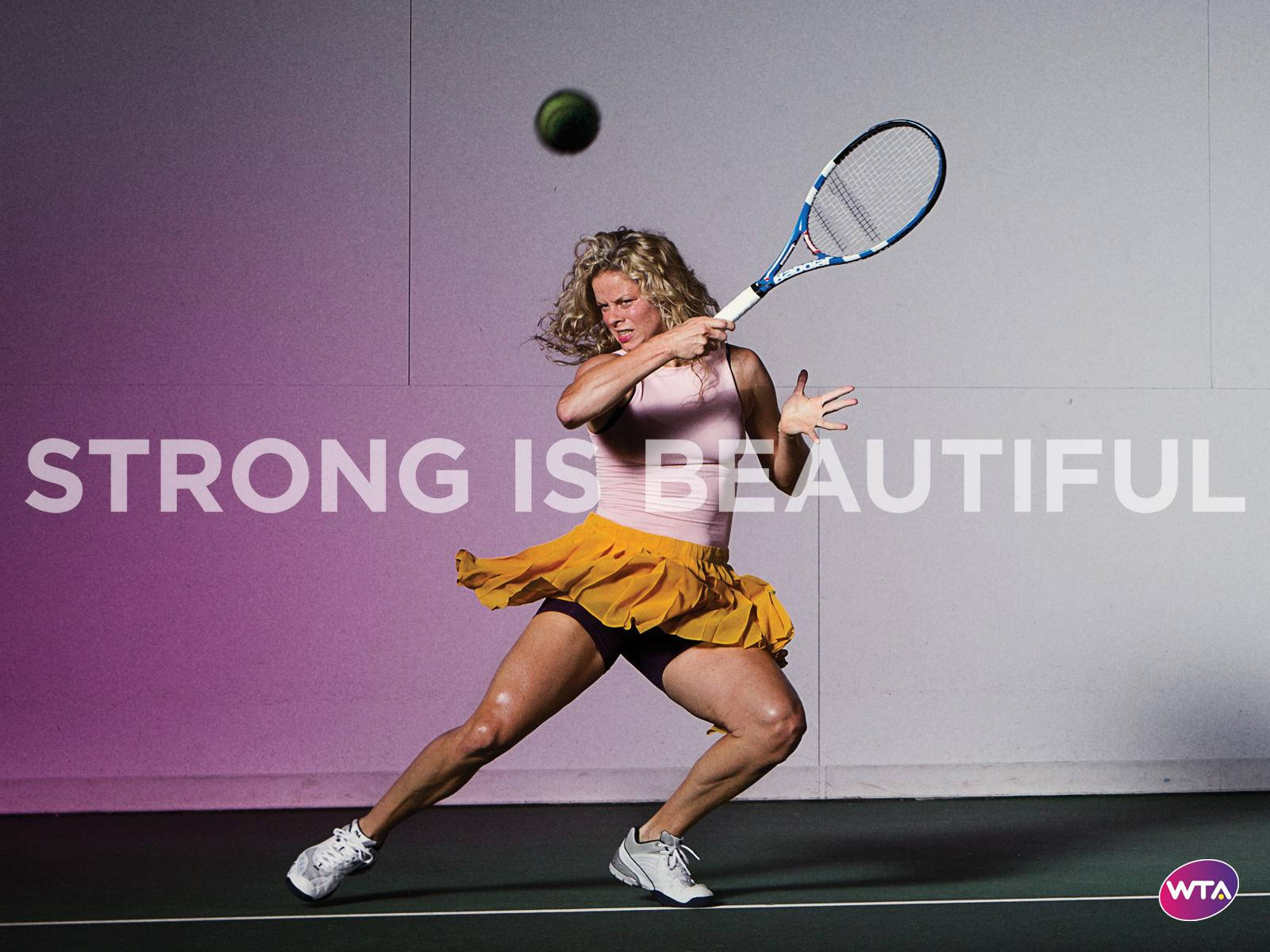 Tennis 桌布 壁紙 — 一位強壯的女網球運動員在紫色漸層牆前揮拍，粗體文字寫著「強壯就是美麗」。
