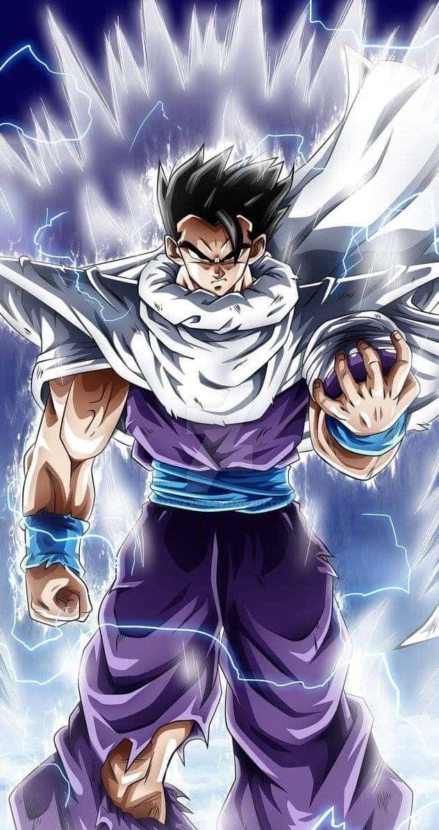 Mystic Gohan 桌布 壁紙 — 一位強大的動漫戰士，擁有刺蝟般的黑髮和紫色道服，在深藍色天空的背景下，閃電在他周圍劈啪作響，散發出能量。