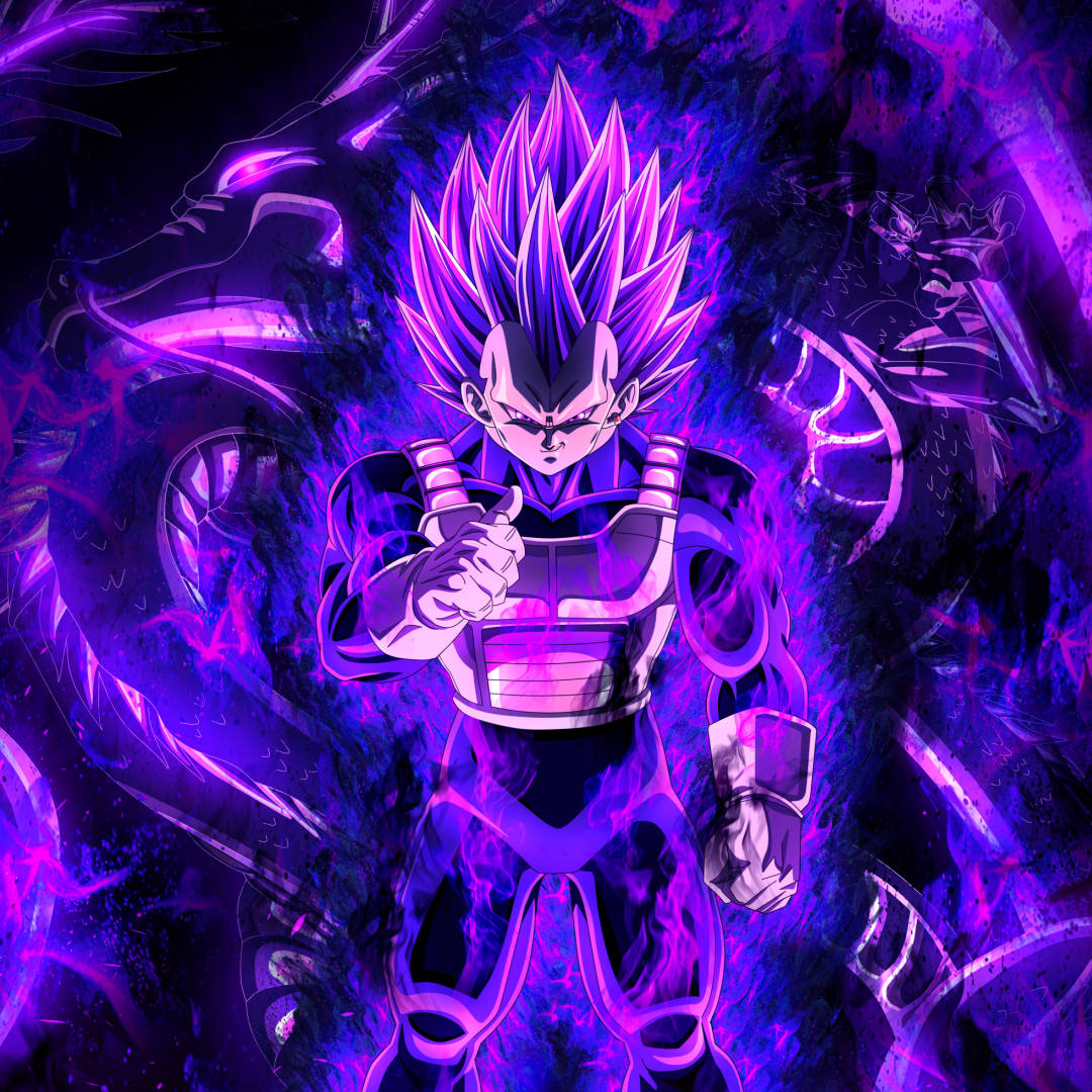 Dark Vegeta 桌布 壁紙 — 一位強大的動漫戰士，擁有尖刺的紫色頭髮和發光的光環，挑釁地站在旋轉的黑暗能量和幽靈龍影之中。