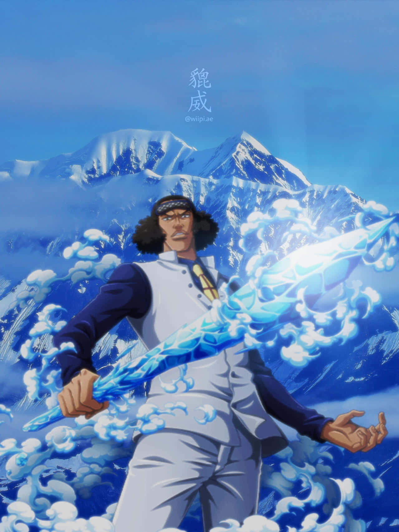 Aokiji 桌布 壁紙 — 一位強大的動漫戰士在晴朗藍天下，以白雪覆蓋的山脈為背景，在旋轉的霜霧中揮舞著發光的藍色冰劍。