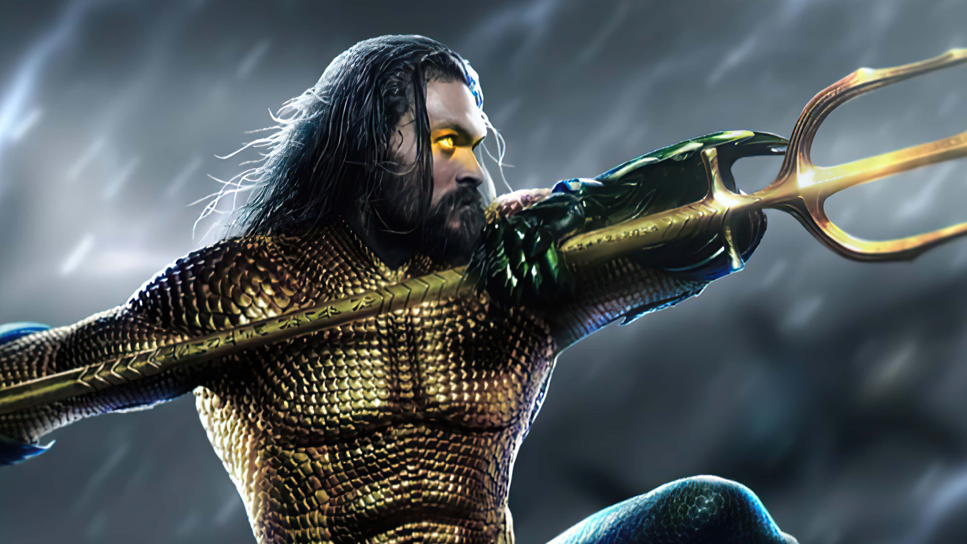 Aquaman 桌布 壁紙 — 一位強大的戰士，雙眼發光，身穿金色盔甲，在暴風雨背景下揮舞三叉戟。