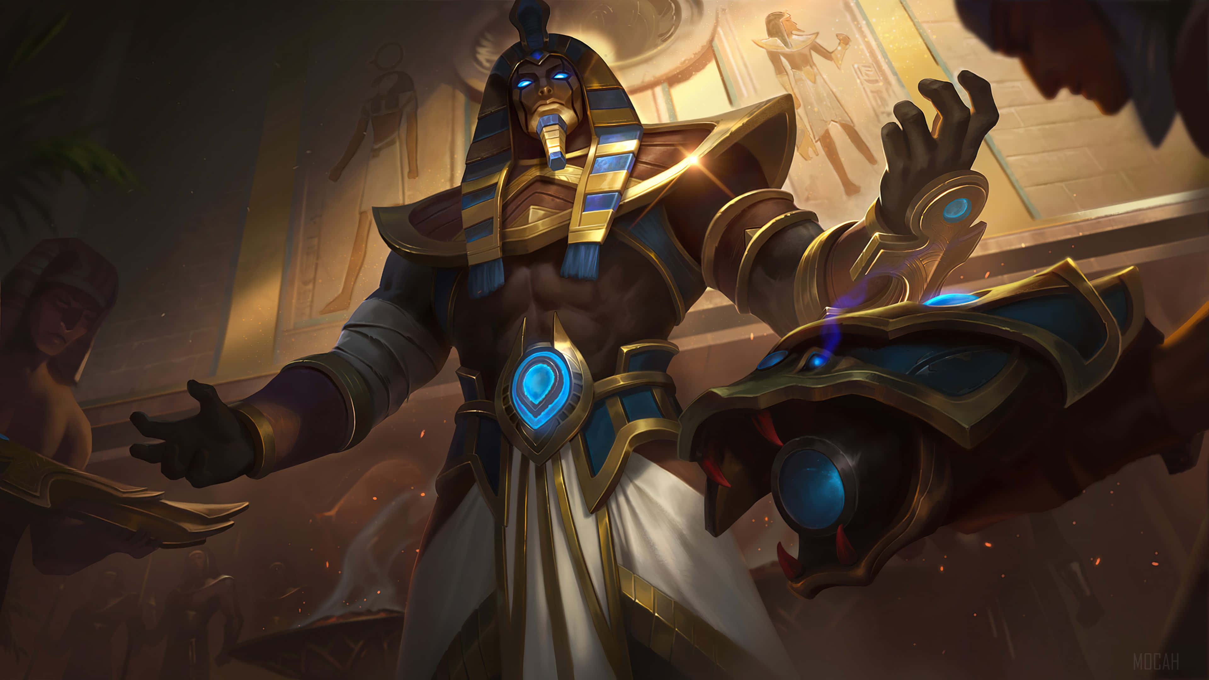 Mobile Legends Roger 桌布 壁紙 — 一位強大的法老身穿金色和藍色盔甲站在寺廟中，發光的藍色眼睛和雙手散發著神秘能量。