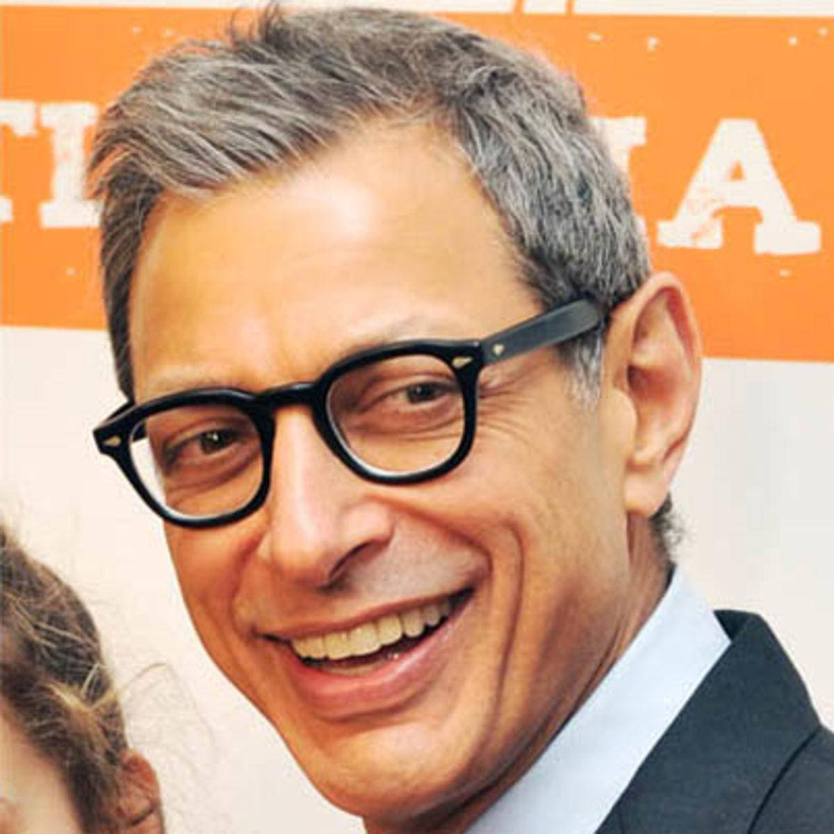jeff goldblum 桌布 壁紙 — 一位微笑、灰白頭髮、戴黑色粗框眼鏡、身穿西裝的男士特寫照片。