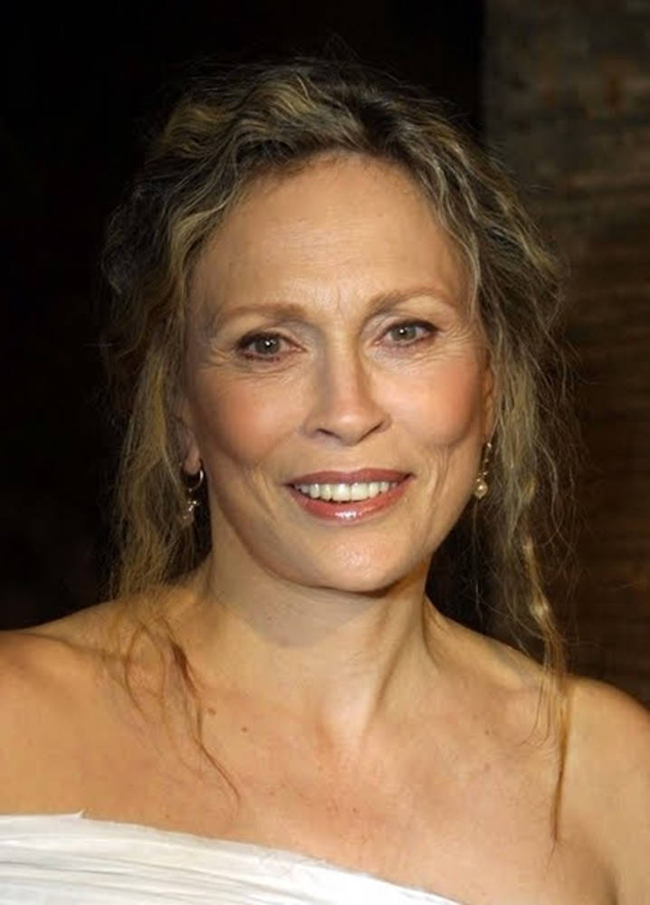 Celebrity 桌布 壁紙 — 一位微笑女士的近距離肖像，她擁有波浪形金髮，身穿白色露肩連衣裙，戴著垂墜耳環。