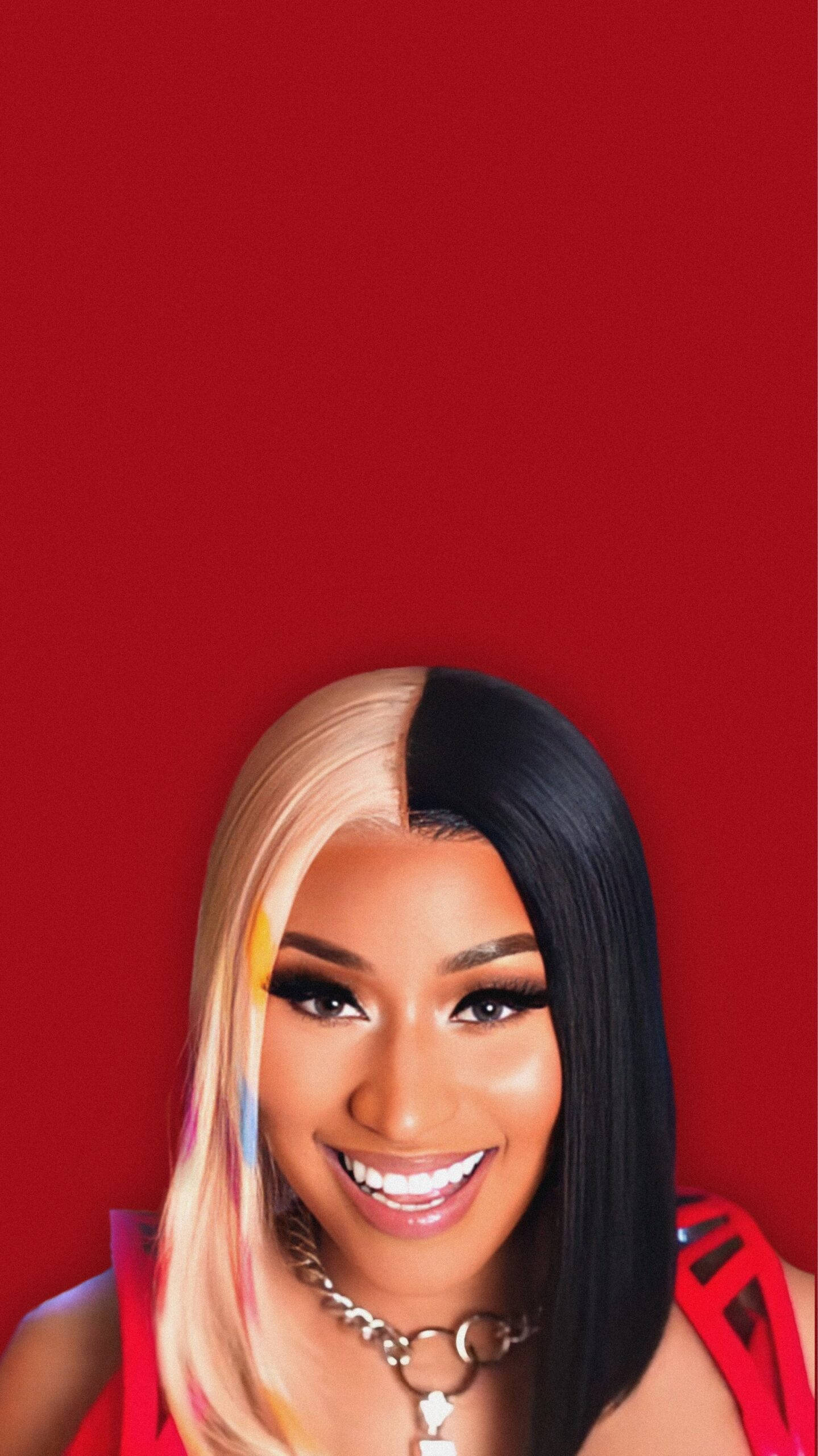 Nicki 桌布 壁紙 — 一位微笑女士的鮮明肖像，她有一半金髮一半黑髮，背景是大膽的紅色。
