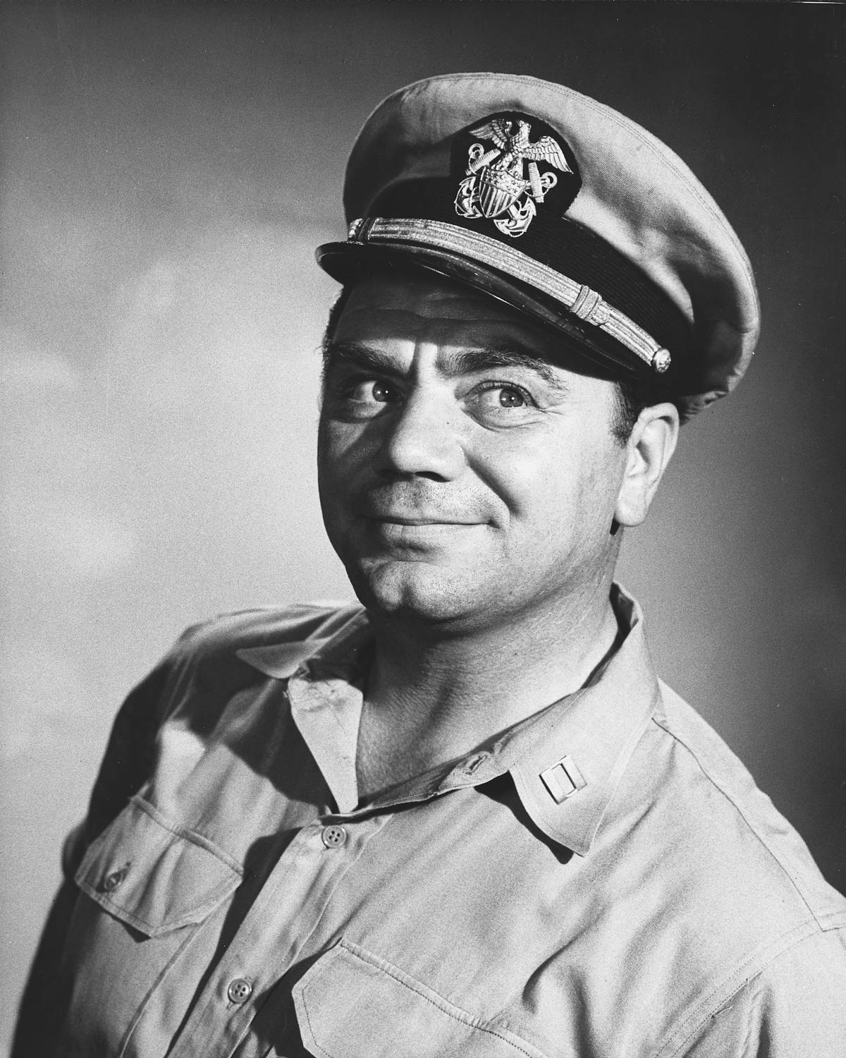 actor 桌布 壁紙 — 一位微笑男子身穿海軍軍官制服、戴著有鷹徽帽子的黑白肖像。