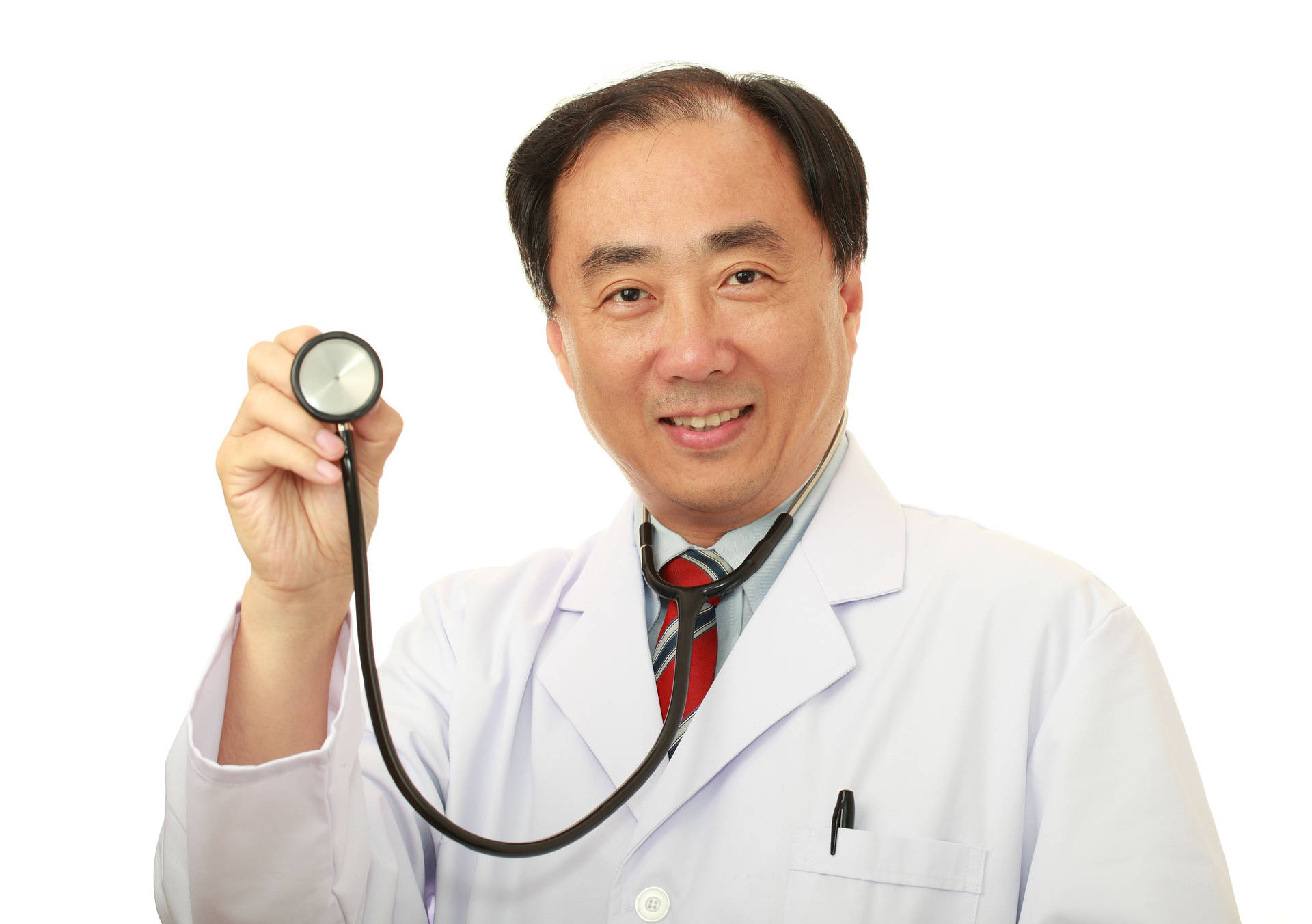 醫生 桌布 壁紙 — 一位微笑的中年男醫生穿著白色實驗室外套，在純白色背景前舉起聽診器。