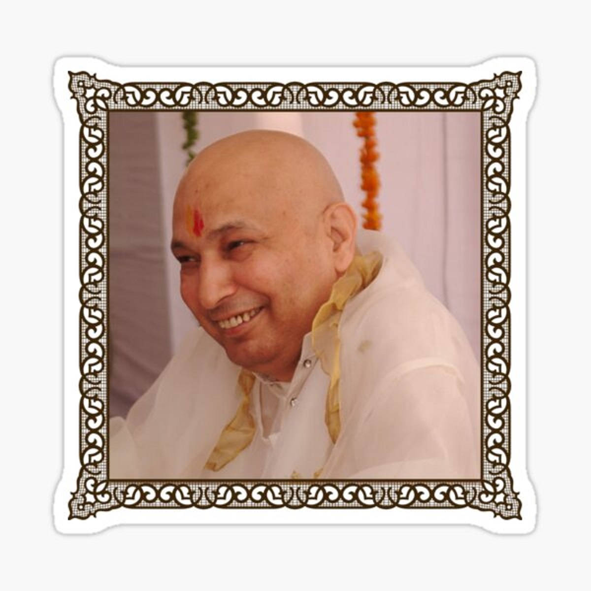 Mahatma Gandhi 桌布 壁紙 — 一位微笑的光頭男子，額頭上有紅色吉祥痣，身穿白色傳統服飾，周圍有華麗的棕色邊框。