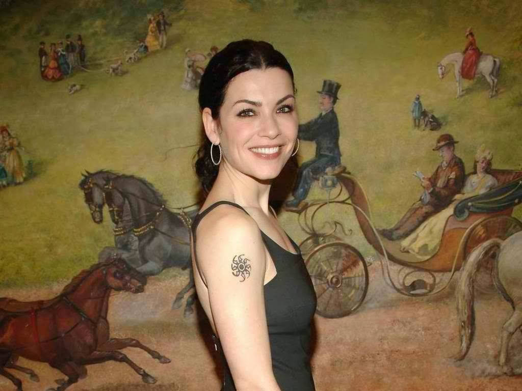 Celebrity 桌布 壁紙 — 一位微笑的刺青女子站在一幅描繪馬車和歷史人物的復古壁畫前。