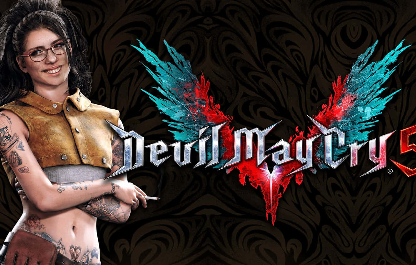 Devil May Cry Characters 桌布 壁紙 — 一位微笑的刺青女子身穿皮革盔甲，在黑暗旋轉的背景前，與帶有紅色和藍綠色翅膀的Devil May Cry 5標誌合影。