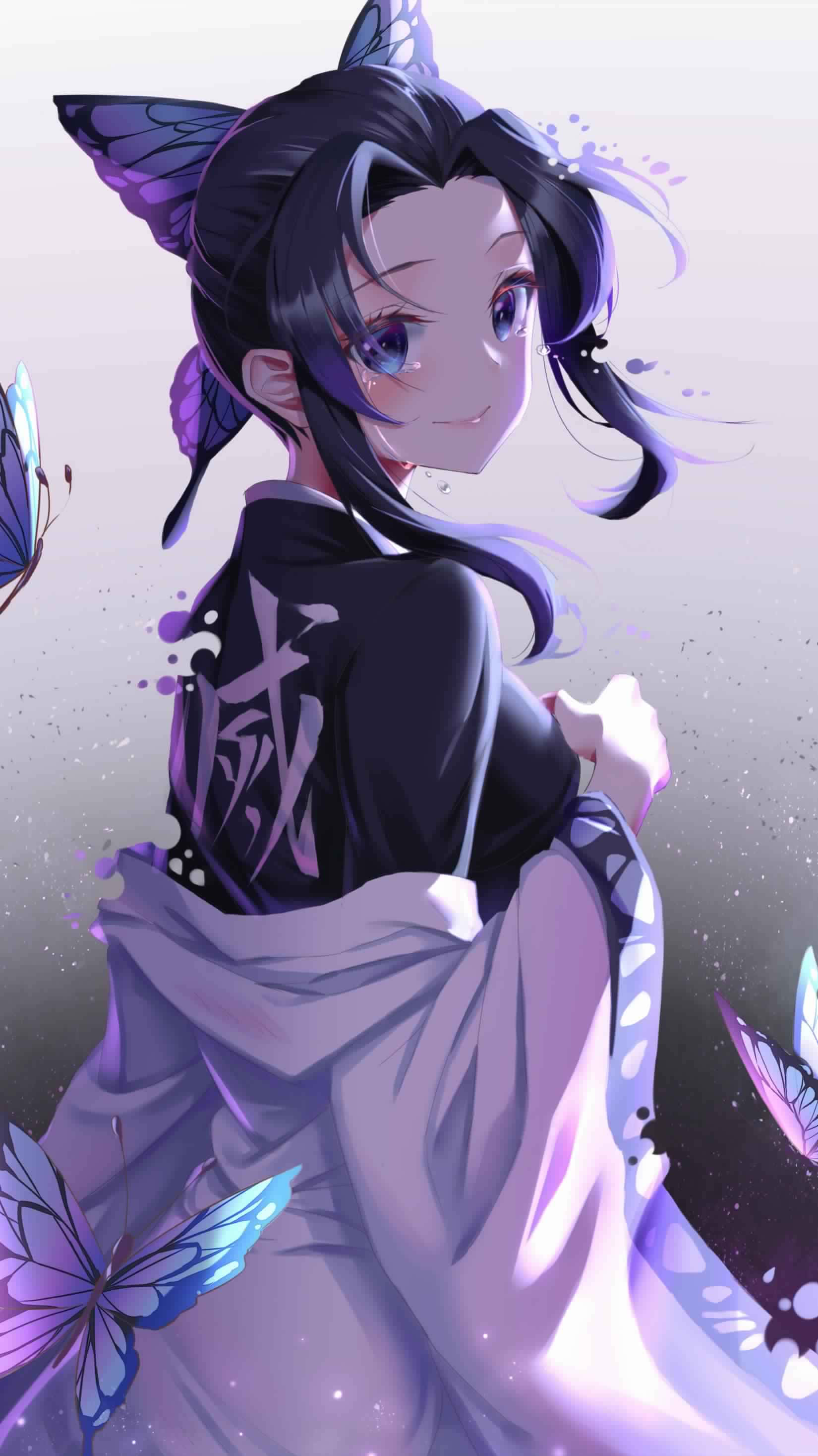 Cool Anime iPhone 桌布 壁紙 — 一位微笑的動漫女孩，擁有紫色蝴蝶翅膀和頭髮，穿著帶有漢字的傳統長袍，被發光的蝴蝶包圍。