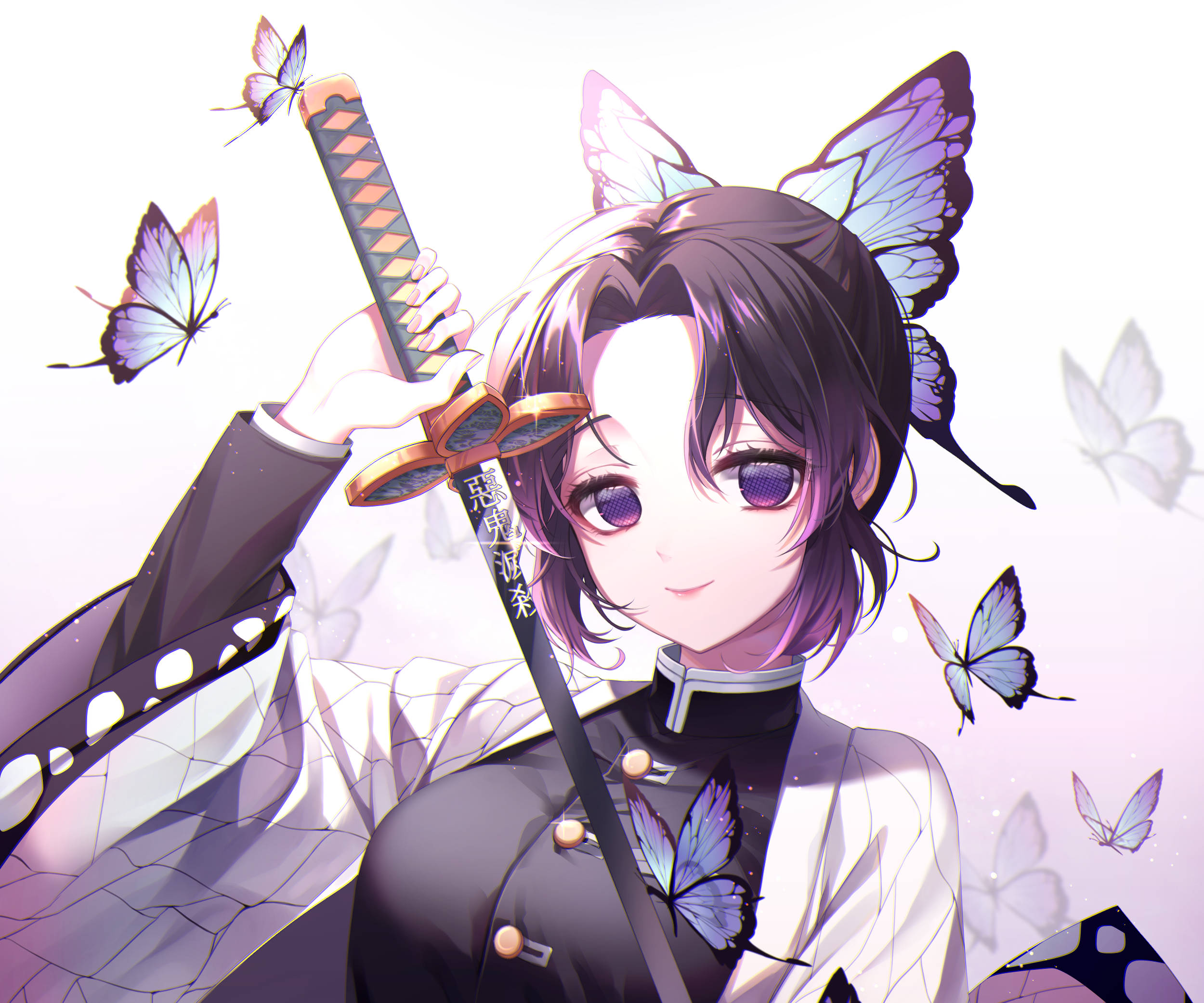 Shinobu 桌布 壁紙 — 一位微笑的動漫女孩，擁有蝴蝶翅膀和頭髮，手持武士刀，紫色蝴蝶在她周圍翩翩起舞，背景是柔和的粉紅色。
