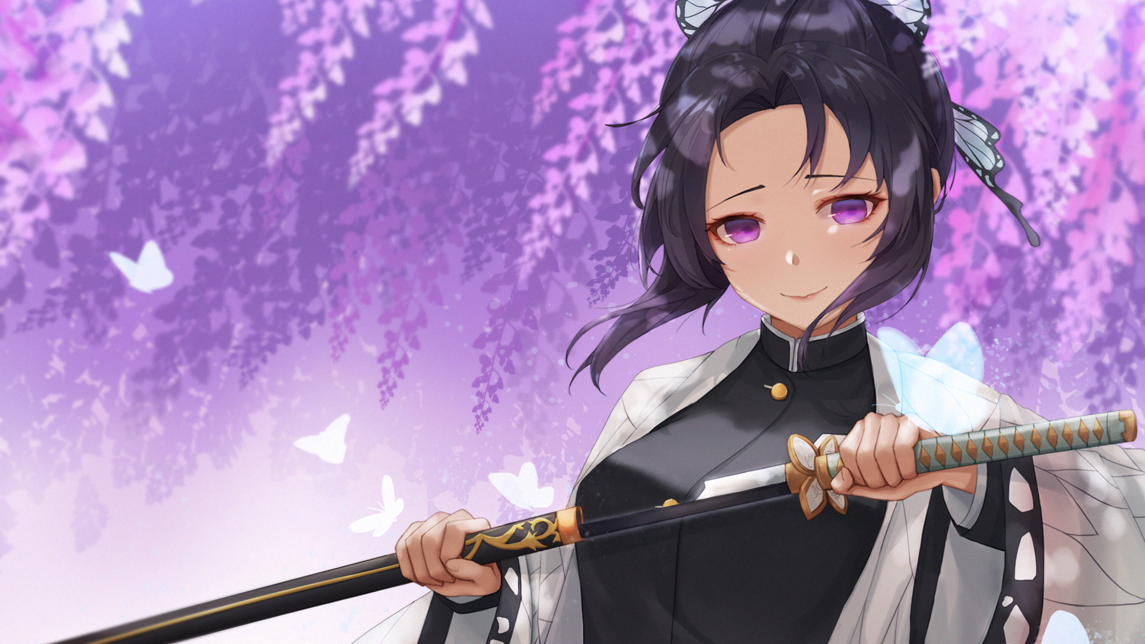 Shinobu Kocho 桌布 壁紙 — 一位微笑的動漫女孩，紫色眼睛，深色頭髮，在紫色瀑布般的紫藤花下握著一把武士刀，白色蝴蝶在她周圍翩翩起舞。