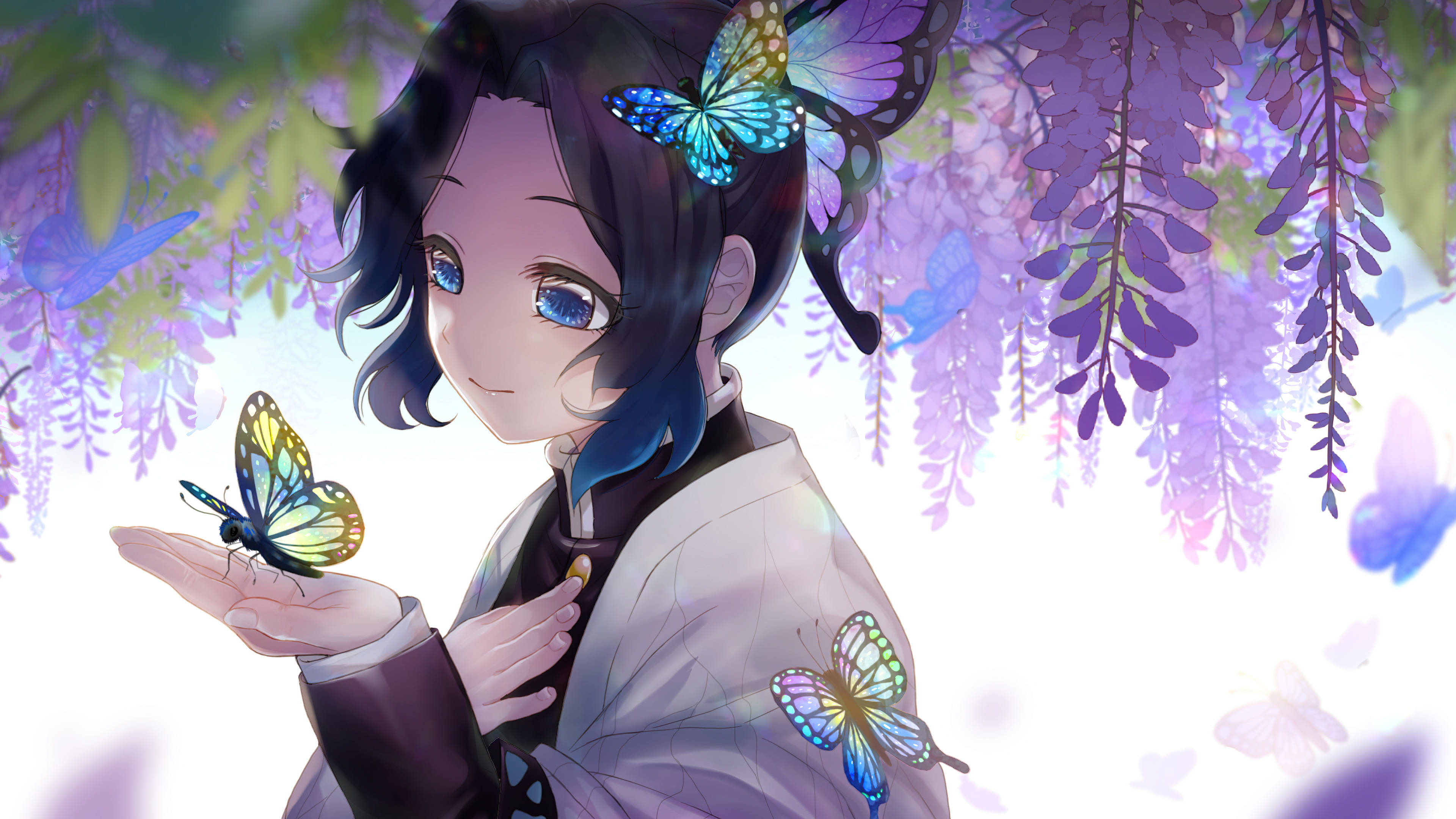 Shinobu Kocho 桌布 壁紙 — 一位微笑的動漫女孩，藍色眼睛和深色頭髮，在紫色紫藤花瀑布下輕輕捧著一隻色彩斑斕的蝴蝶。