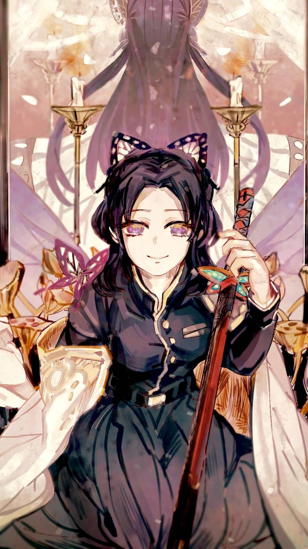 kanae kocho 桌布 壁紙 — 一位微笑的動漫女孩，長著蝴蝶耳朵，手持劍，優雅地坐在漂浮的蝴蝶和燭光吊燈之間。