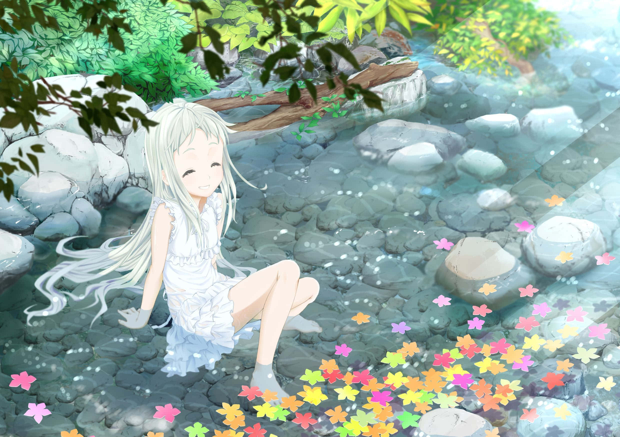 Anohana 桌布 壁紙 — 一位微笑的動漫女孩，長長的白髮，坐在陽光明媚的小溪中，周圍是色彩繽紛的漂浮花朵和綠色樹葉。