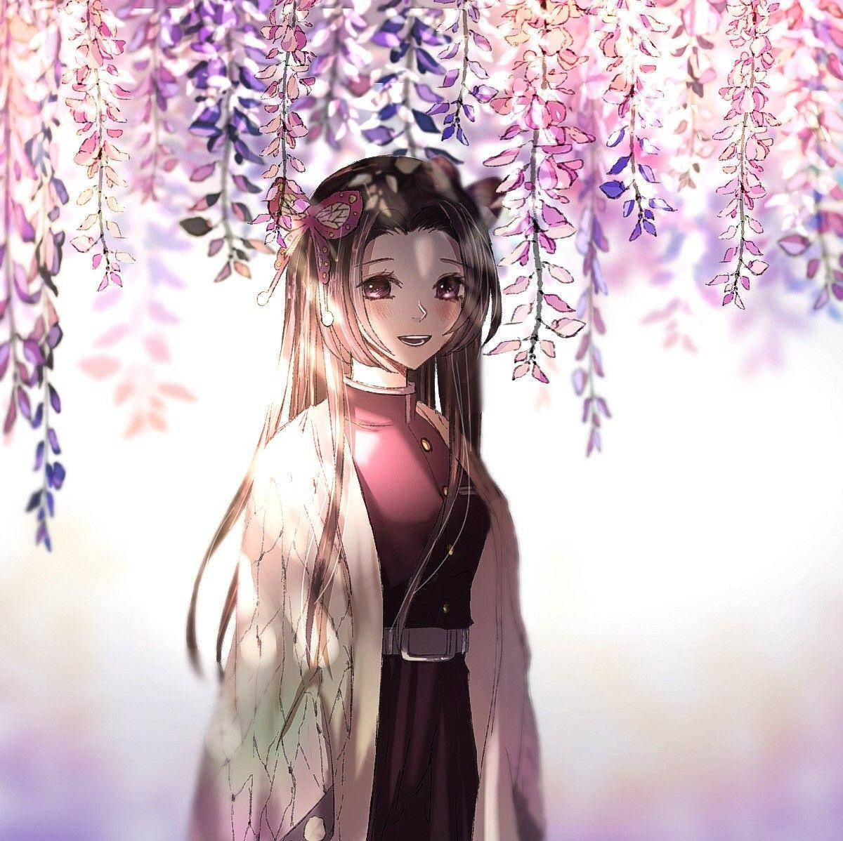 kanae kocho 桌布 壁紙 — 一位微笑的動漫女孩，長長的黑髮，站在柔和的日光下，紫粉色的紫藤花如瀑布般垂落。