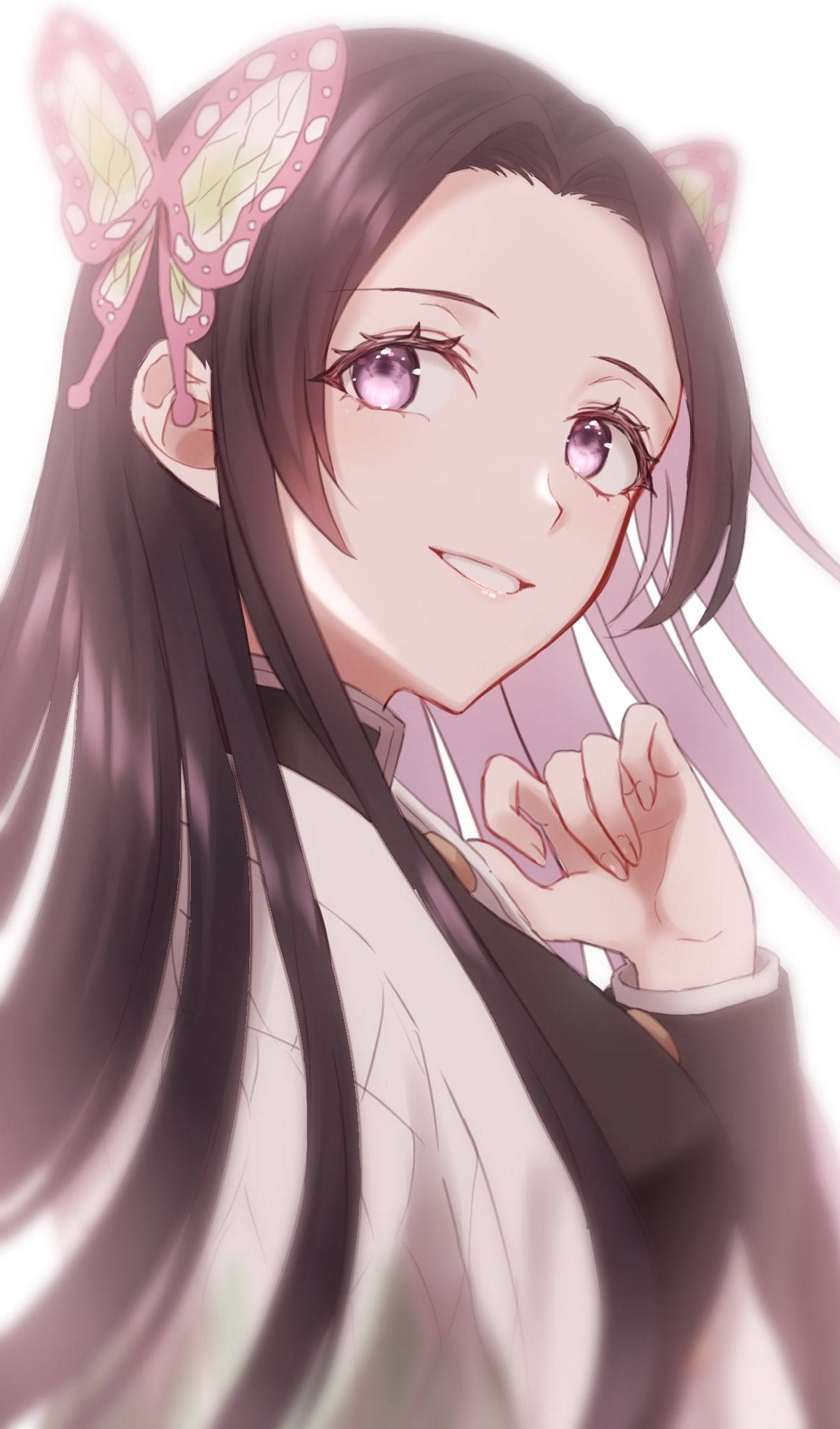 kanae kocho 桌布 壁紙 — 一位微笑的動漫女孩，長長的黑髮和蝴蝶髮夾，在柔和的粉紅光線下用紫色眼睛溫柔地凝視。