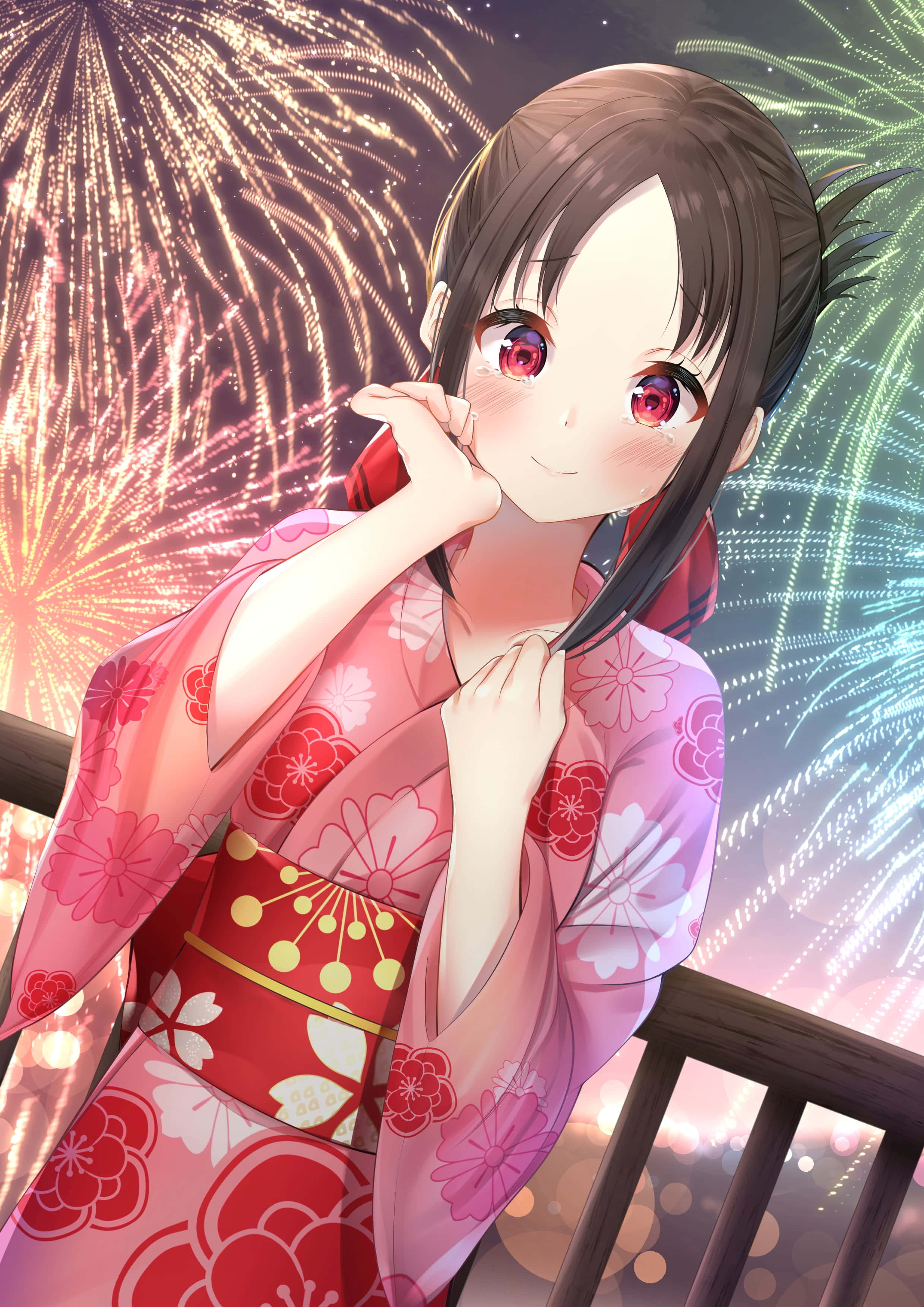 Kaguya Sama Love Is War 桌布 壁紙 — 一位微笑的動漫女孩穿著粉紅色花卉和服，站在陽台上觀看夜空中綻放的鮮豔煙火。