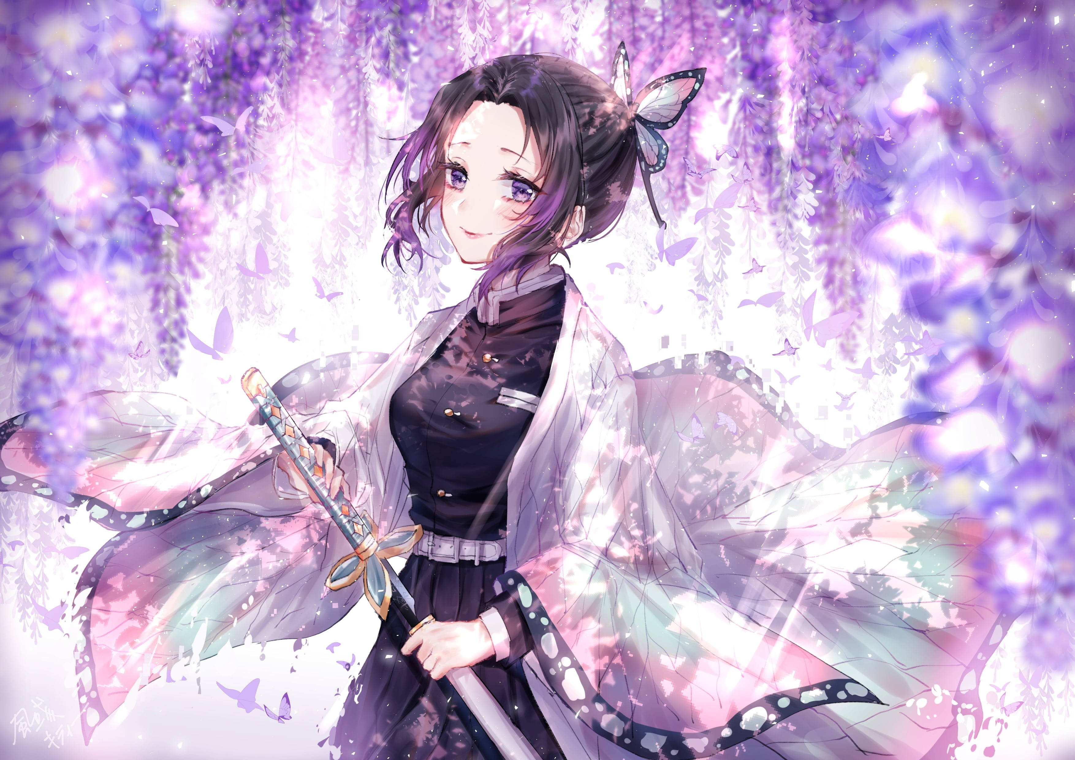 鬼滅之刃 桌布 壁紙 — 一位微笑的動漫女孩穿著飾有蝴蝶的和服，在紫色紫藤花瀑布下握著一把劍。