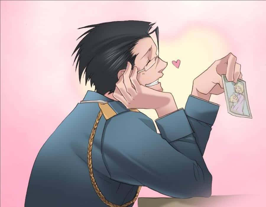 Maes Hughes 桌布 壁紙 — 一位微笑的動漫男子穿著藍色制服，手持一張兩個孩子的照片，一個粉紅色的心形漂浮在他的臉旁。