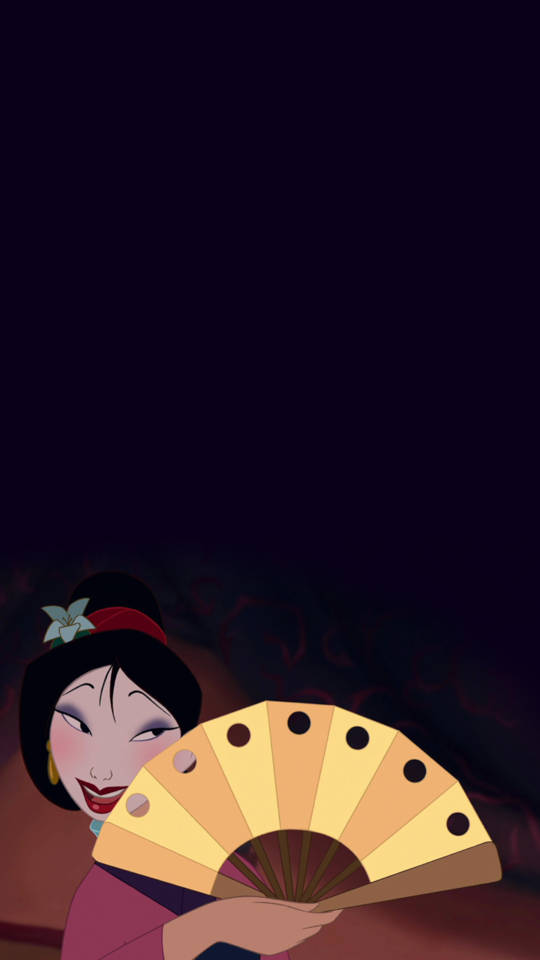 Mulan 桌布 壁紙 — 一位微笑的動畫公主在帶有柔和發光點綴的深色背景前拿著一把黃色扇子。