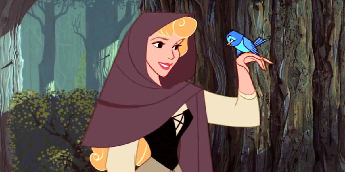 sleeping beauty 桌布 壁紙 — 一位微笑的動畫公主穿著紫色連帽斗篷，在迷霧森林中輕輕抱著一隻藍色小鳥。