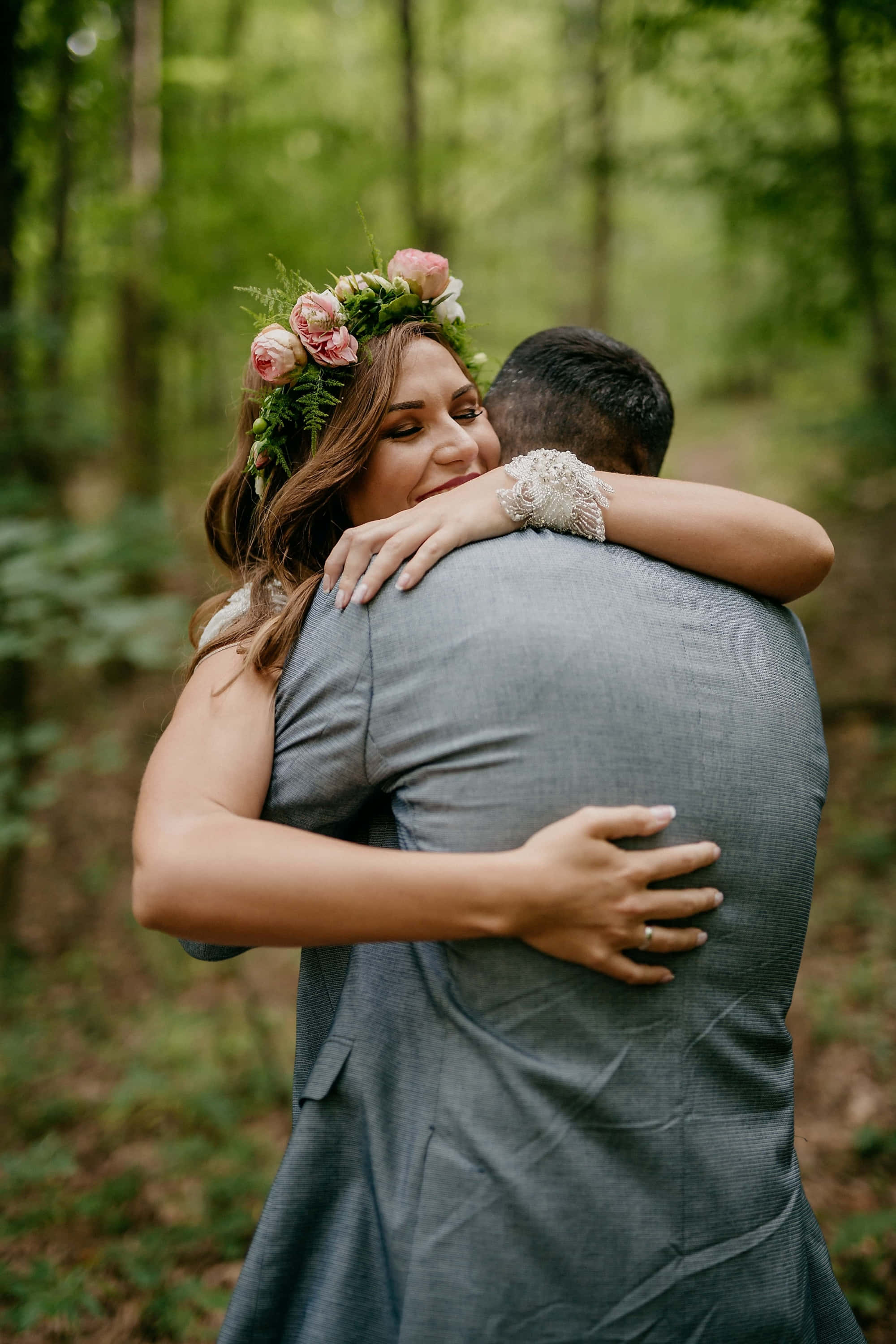 Hug 桌布 壁紙 — 一位微笑的女子戴著花冠，在森林中擁抱一名男子，雙臂環繞他的肩膀。