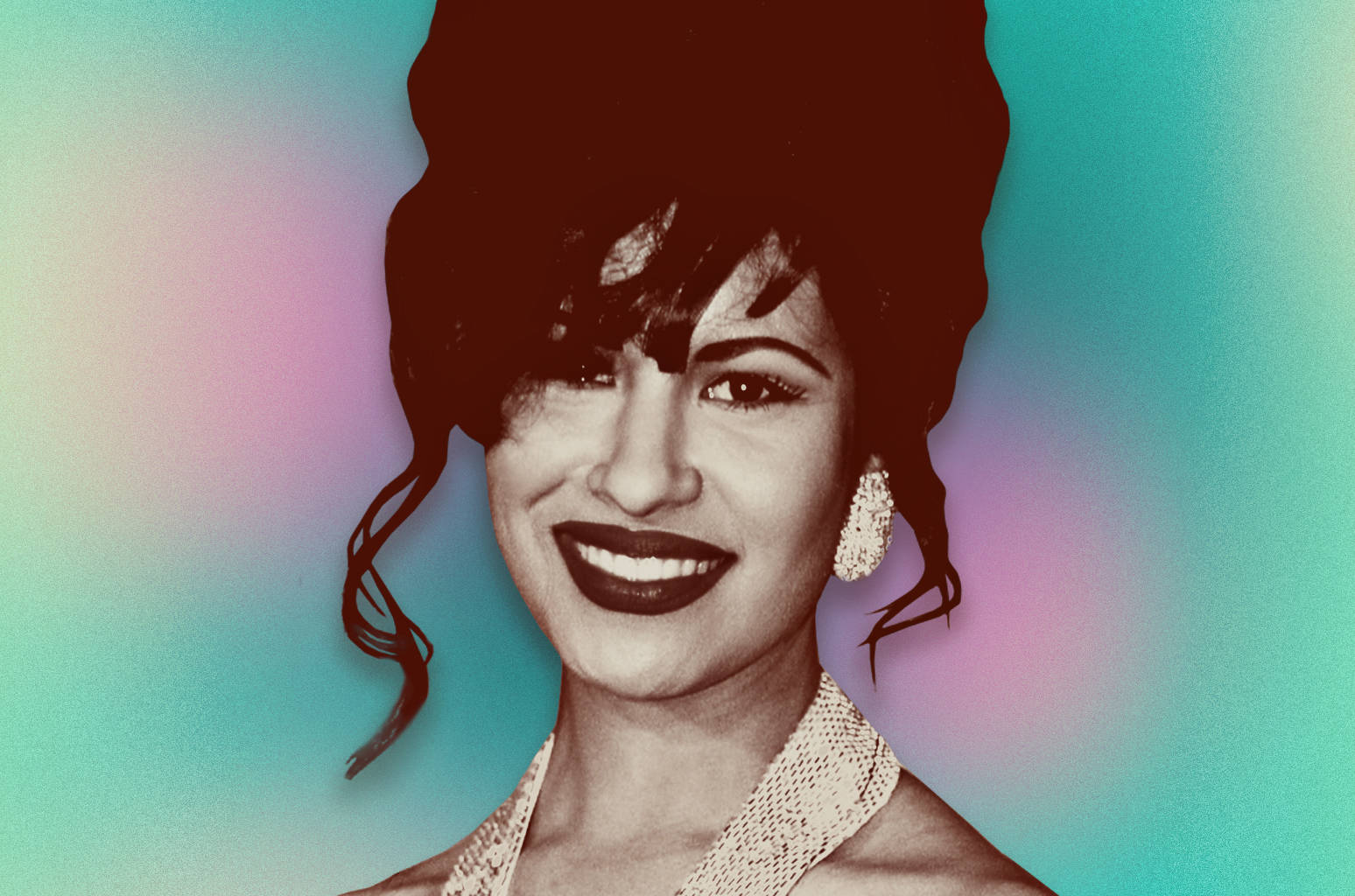Selena Quintanilla 桌布 壁紙 — 一位微笑的女性，塗著大膽的深色唇膏，擁有豐盈的頭髮，背景是充滿活力的青綠色和粉紅色漸變。