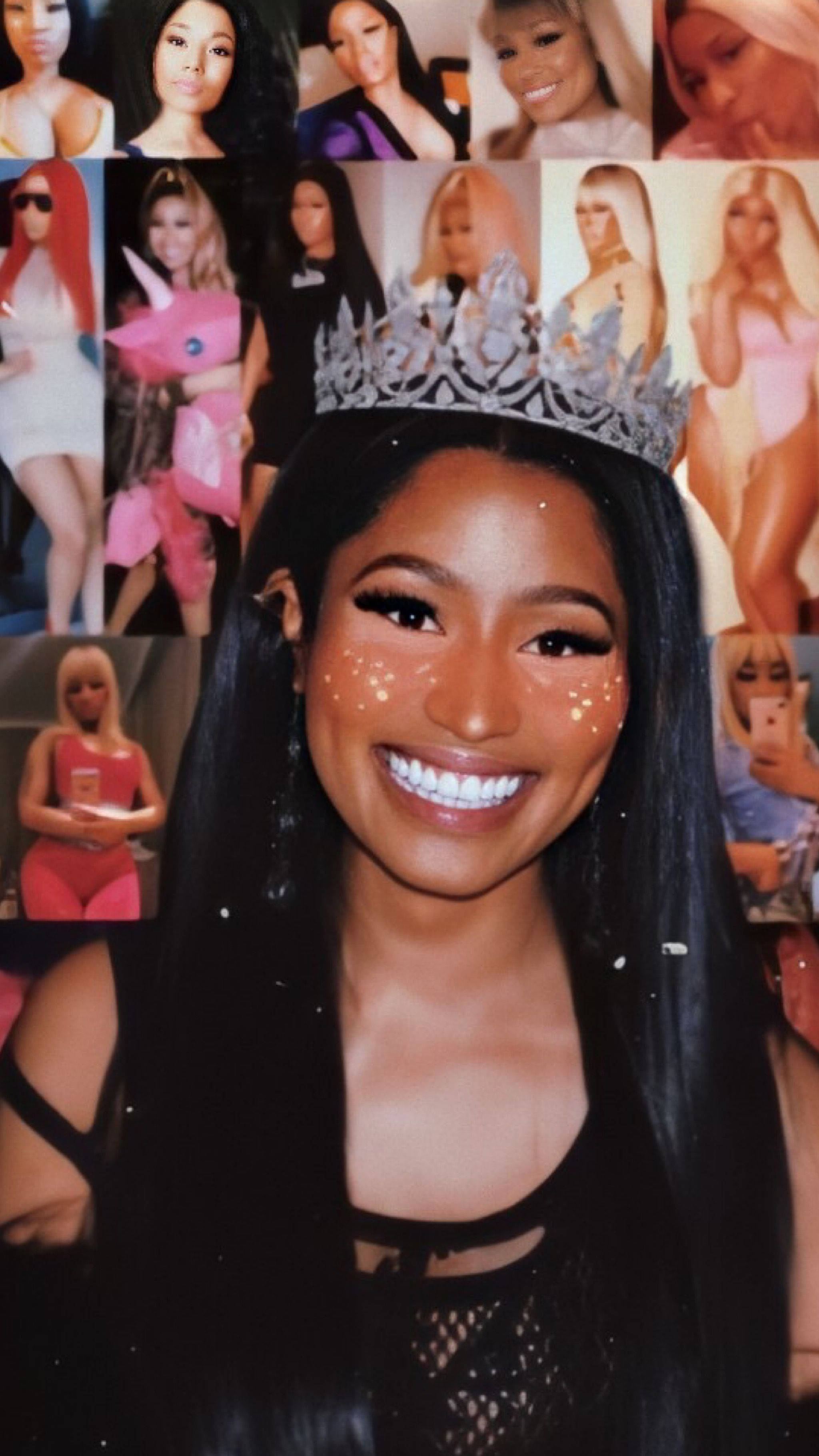 Nicki 桌布 壁紙 — 一位微笑的女性，戴著閃亮的皇冠，臉上有亮粉，被她的照片拼貼環繞。