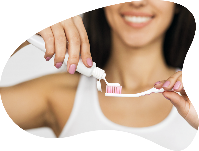 Toothbrush 桌布 壁紙 — 一位微笑的女性在明亮的特寫中，將白色牙膏擠在粉紅色牙刷上，並塗有粉紅色指甲油。