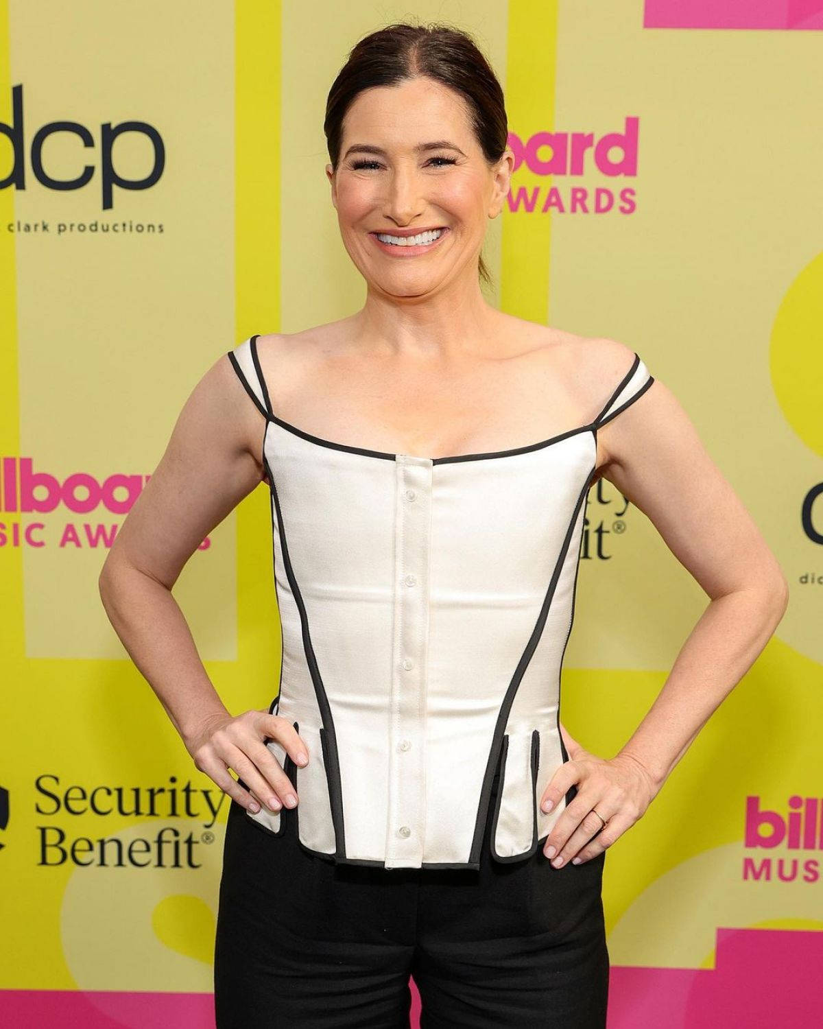 Celebrity 桌布 壁紙 — 一位微笑的女性穿著白色束胸上衣搭配黑色飾邊，在Billboard音樂獎上自信地擺姿勢。