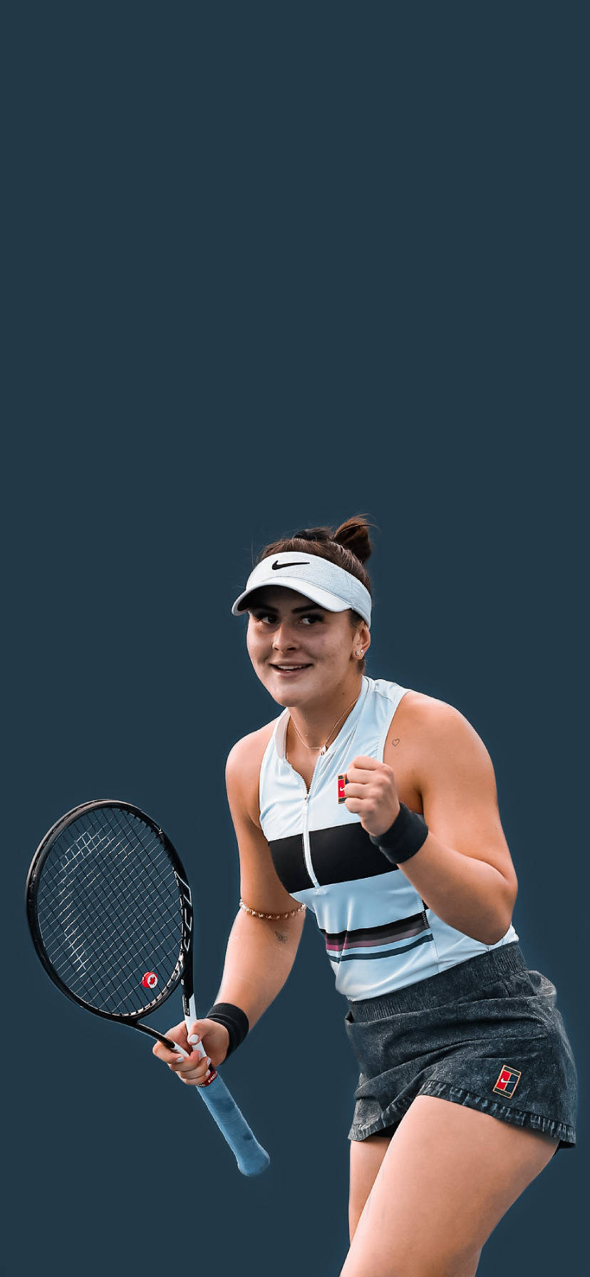 Bianca Andreescu 桌布 壁紙 — 一位微笑的女性網球運動員穿著運動裝備，在深藍綠色背景前自信地擺姿勢，手持球拍。