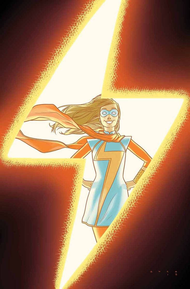 Ms Marvel 桌布 壁紙 — 一位微笑的女性超級英雄，身穿藍色和橙色服裝，自信地站在暗紅色背景上發光的黃色閃電內。