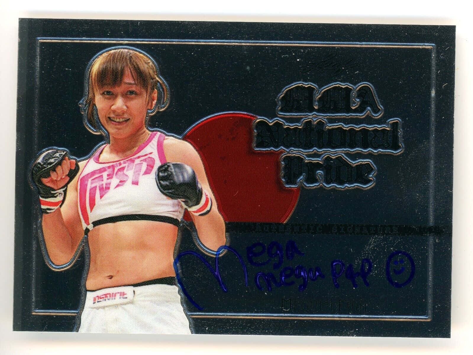 UFC 桌布 壁紙 — 一位微笑的女戰士穿著粉紅色和白色的裝備，戴著黑色手套，在帶有紅色圓形圖形和「National Pride」文字的深色背景前自信地擺姿勢。