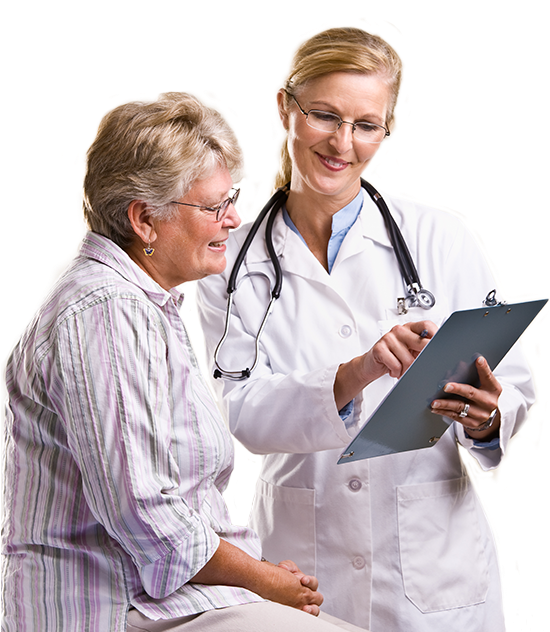 Physician 桌布 壁紙 — 一位微笑的女醫生穿著白袍，拿著記事板向老年病人解釋醫療記錄。
