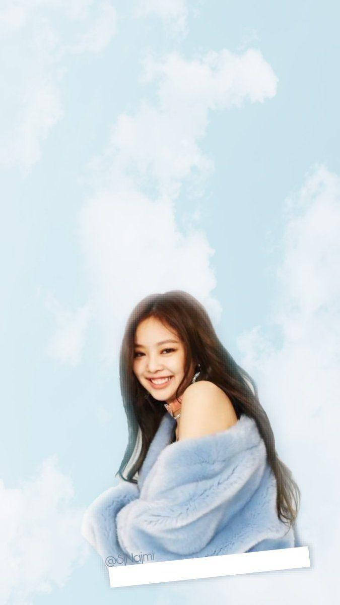 Jennie 桌布 壁紙 — 一位微笑的年輕女性，長長的黑髮包裹在蓬鬆的淺藍色毯子裡，背景是柔和的天空藍色和白色雲朵。