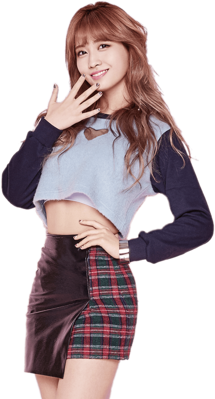 twice 桌布 壁紙 — 一位微笑的年輕女性，長髮波浪，穿著短版毛衣和格子裙，在黑色背景前俏皮地擺姿勢。