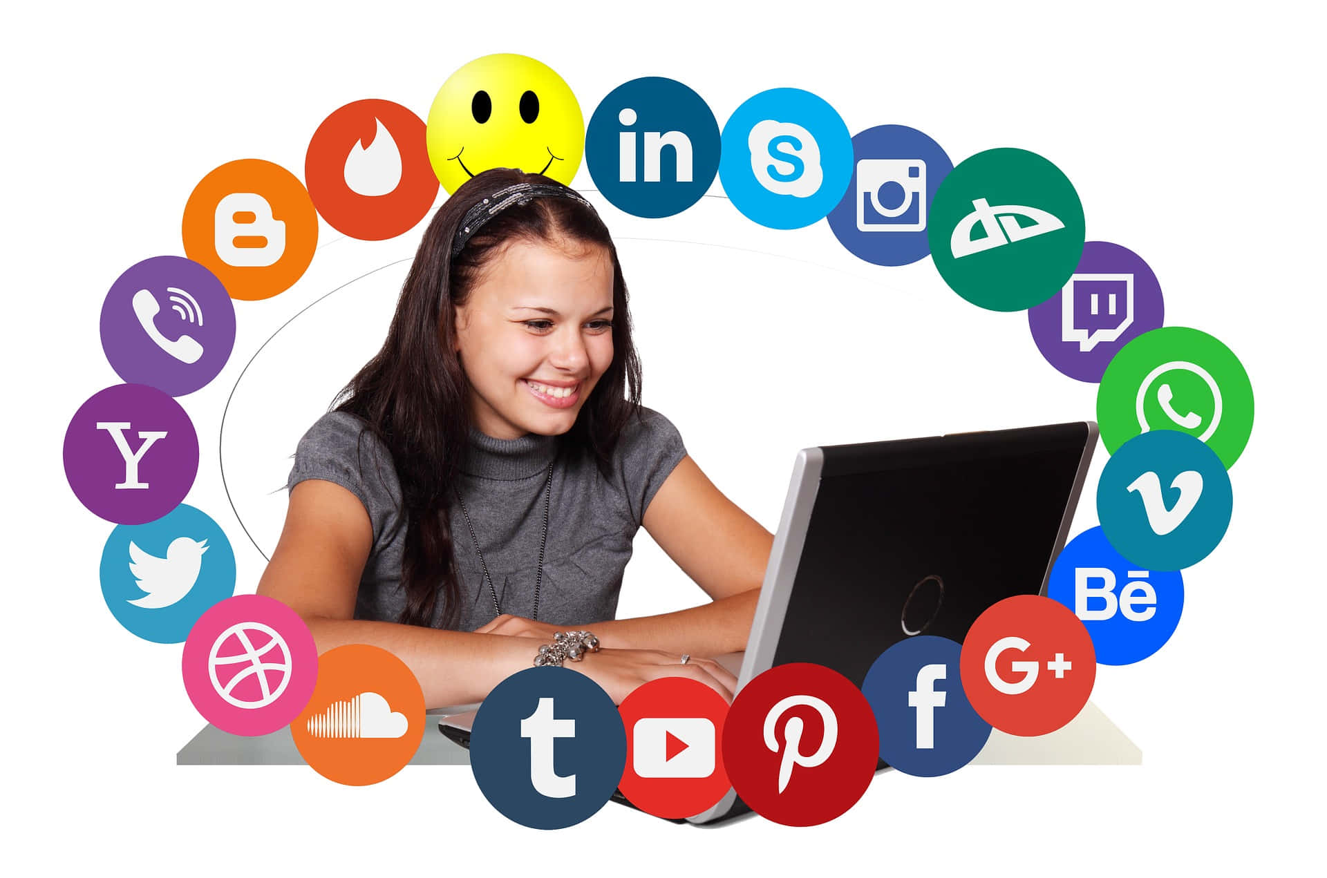 Social Media Logos 桌布 壁紙 — 一位微笑的年輕女性坐在筆記型電腦前，被一圈色彩繽紛的社交媒體應用程式圖示環繞。