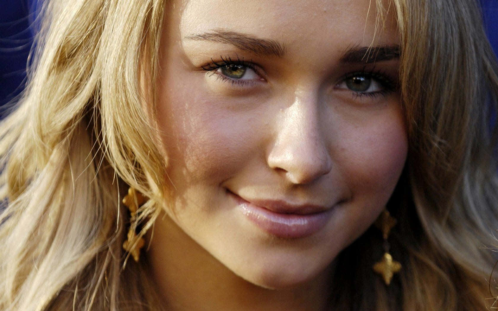 hayden panettiere 桌布 壁紙 — 一位微笑的年輕女性特寫肖像，金髮碧眼，戴著金色十字架耳環。