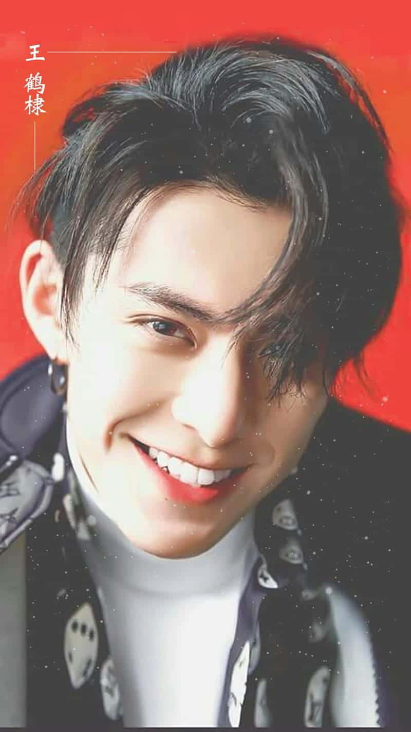 Dylan Wang 桌布 壁紙 — 一位微笑的年輕男子，深色頭髮，鮮紅嘴唇，背景是帶有白色斑點的鮮紅色。