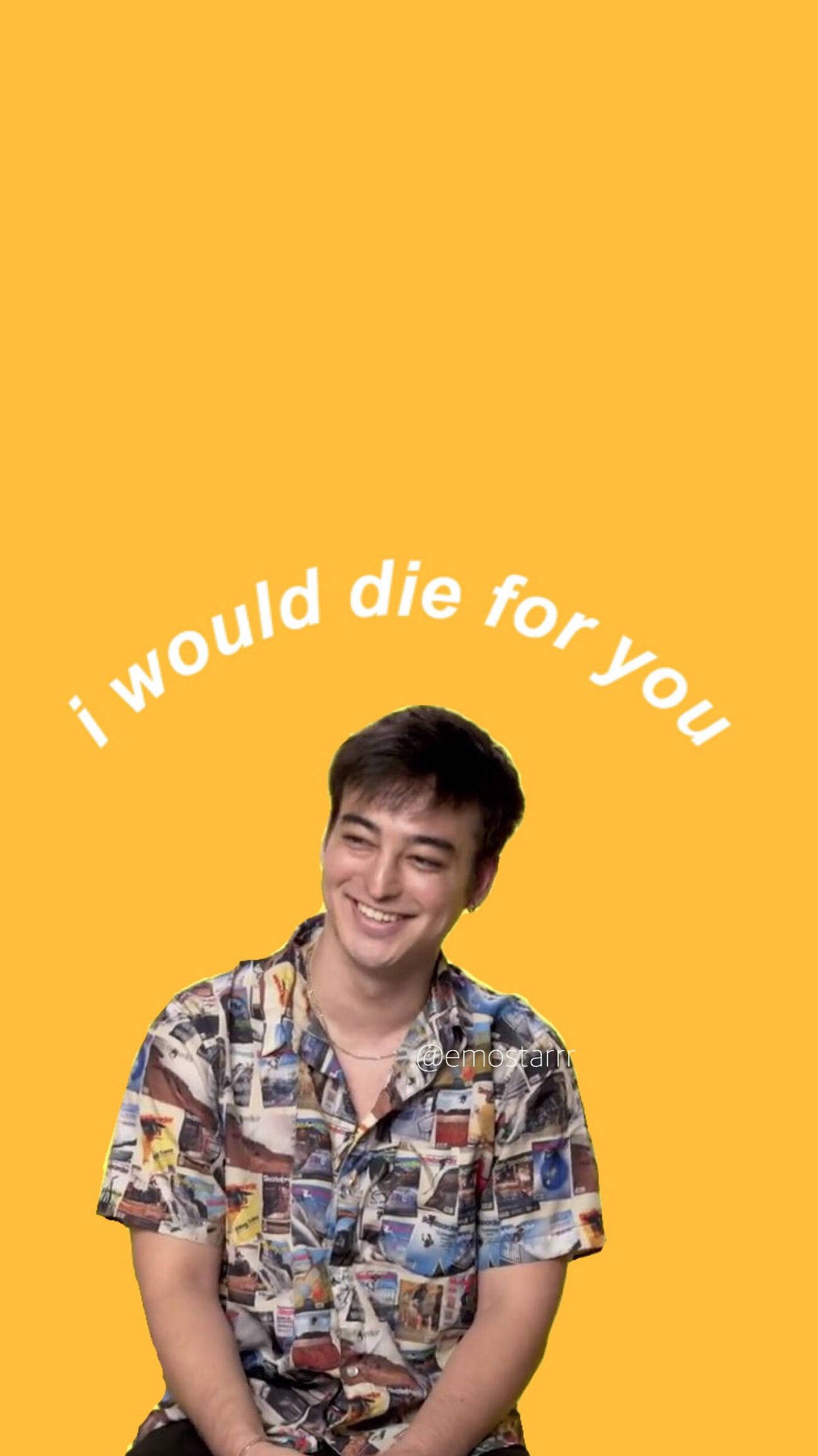 Joji 桌布 壁紙 — 一位微笑的年輕男子穿著拼貼襯衫，坐在純黃色背景前，上方有白色文字。